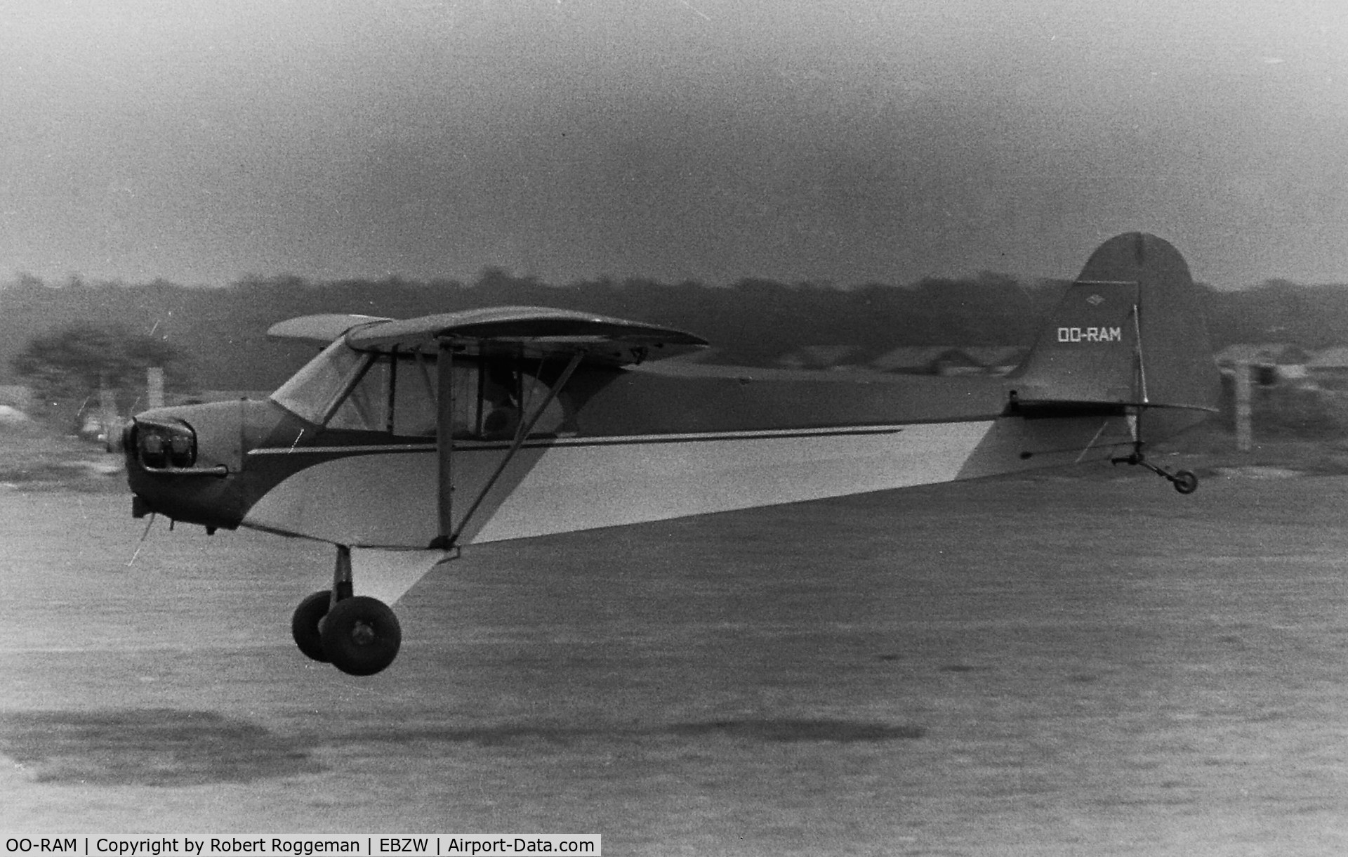 OO-RAM, 1943 Piper L-4H Grasshopper (J3C-65D) C/N 11990, AIR SHOW.MID 1960's.