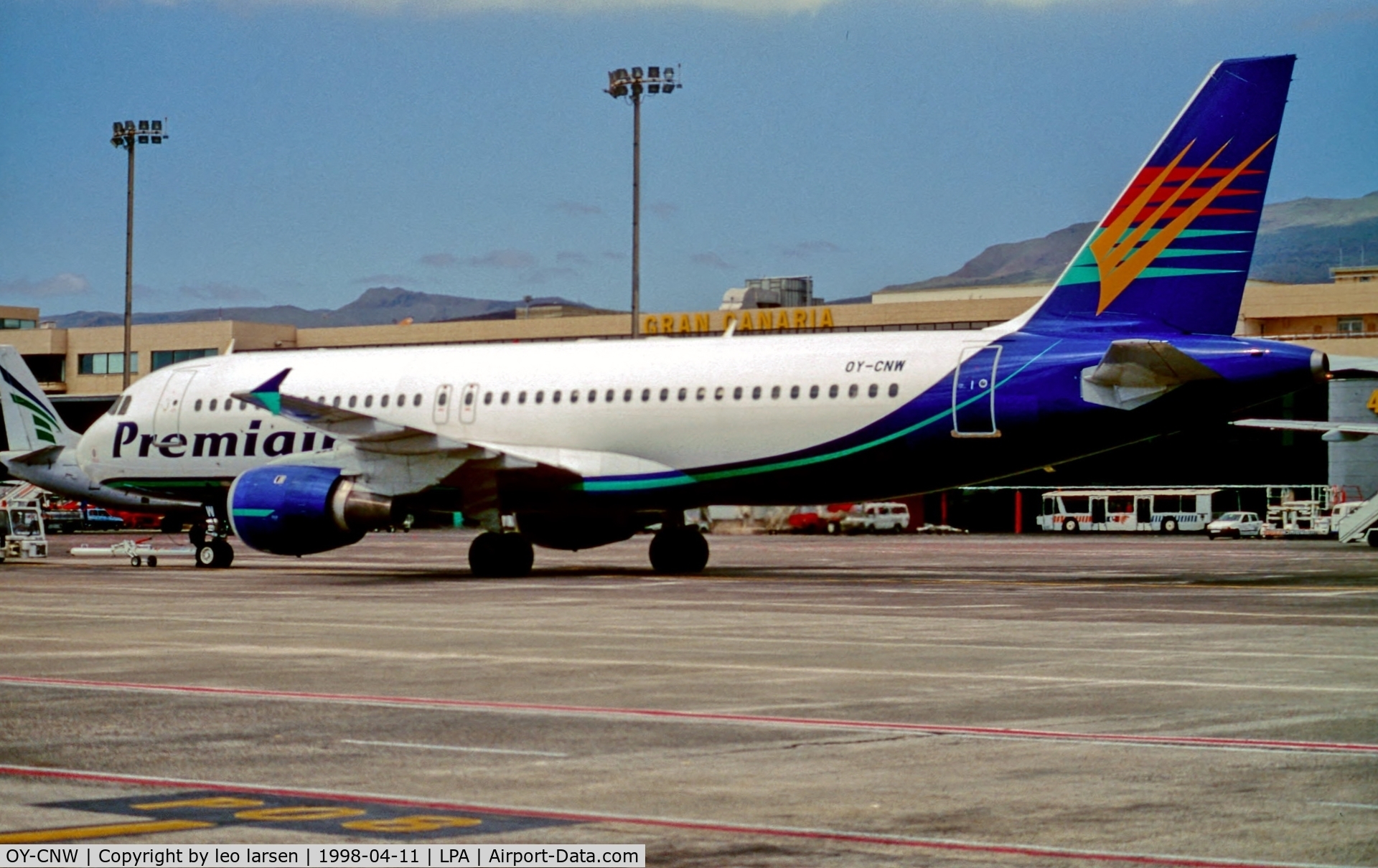 OY-CNW, 1992 Airbus A320-212 C/N 299, Las Palmas 11.4.1998