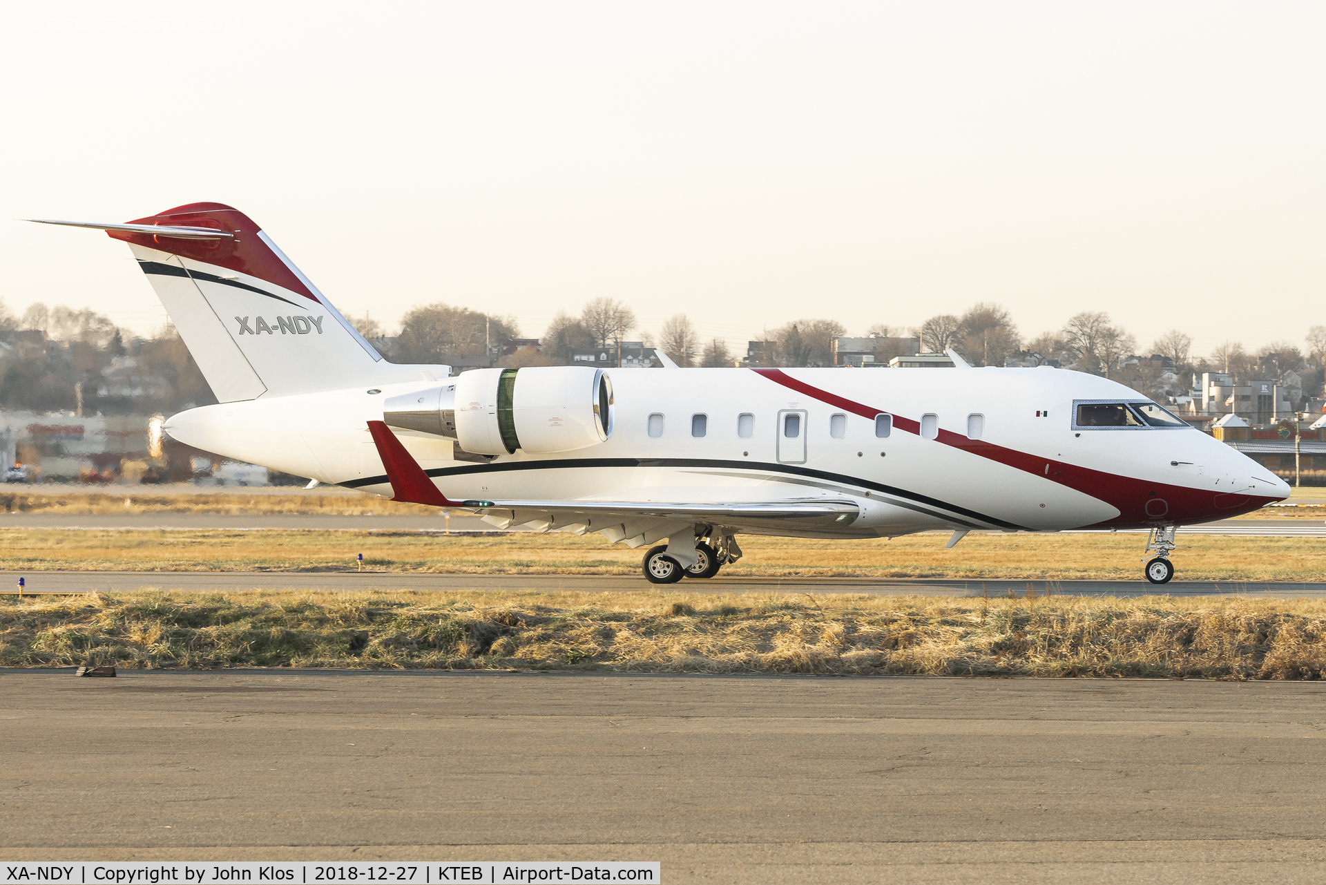 XA-NDY, Bombardier Challenger 605 (CL-600-2B16) C/N 5944, Evening departure from Teterboro