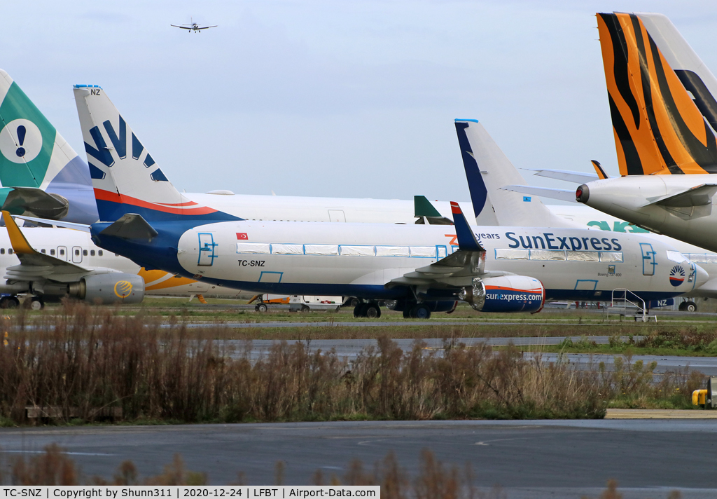 TC-SNZ, 2000 Boeing 737-86N C/N 28616, Parked...