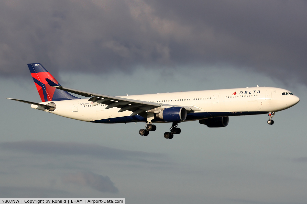 N807NW, 2004 Airbus A330-323 C/N 0588, at spl