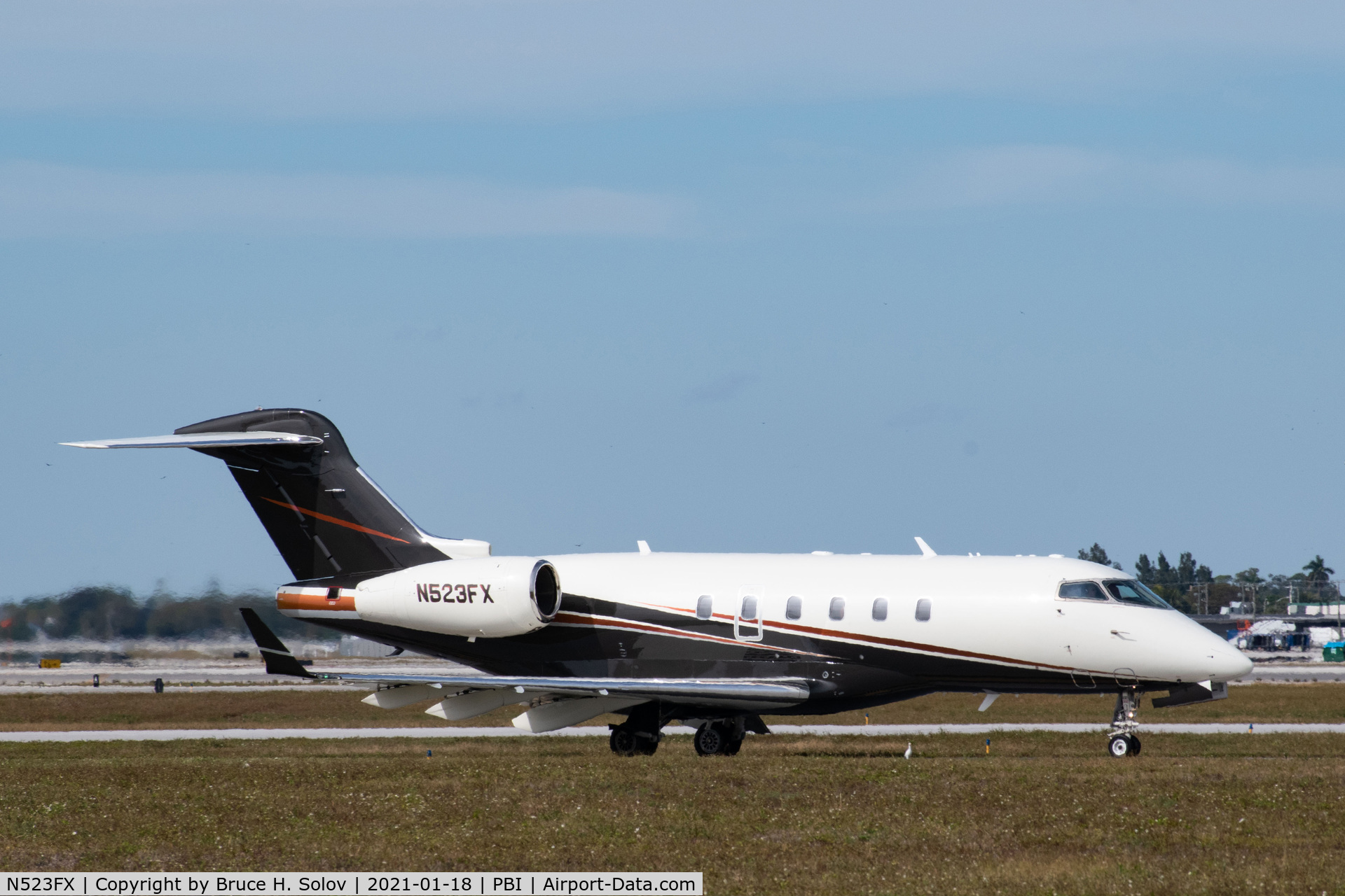N523FX, 2005 Bombardier Challenger 300 (BD-100-1A10) C/N 20074, taxiing for takeoff