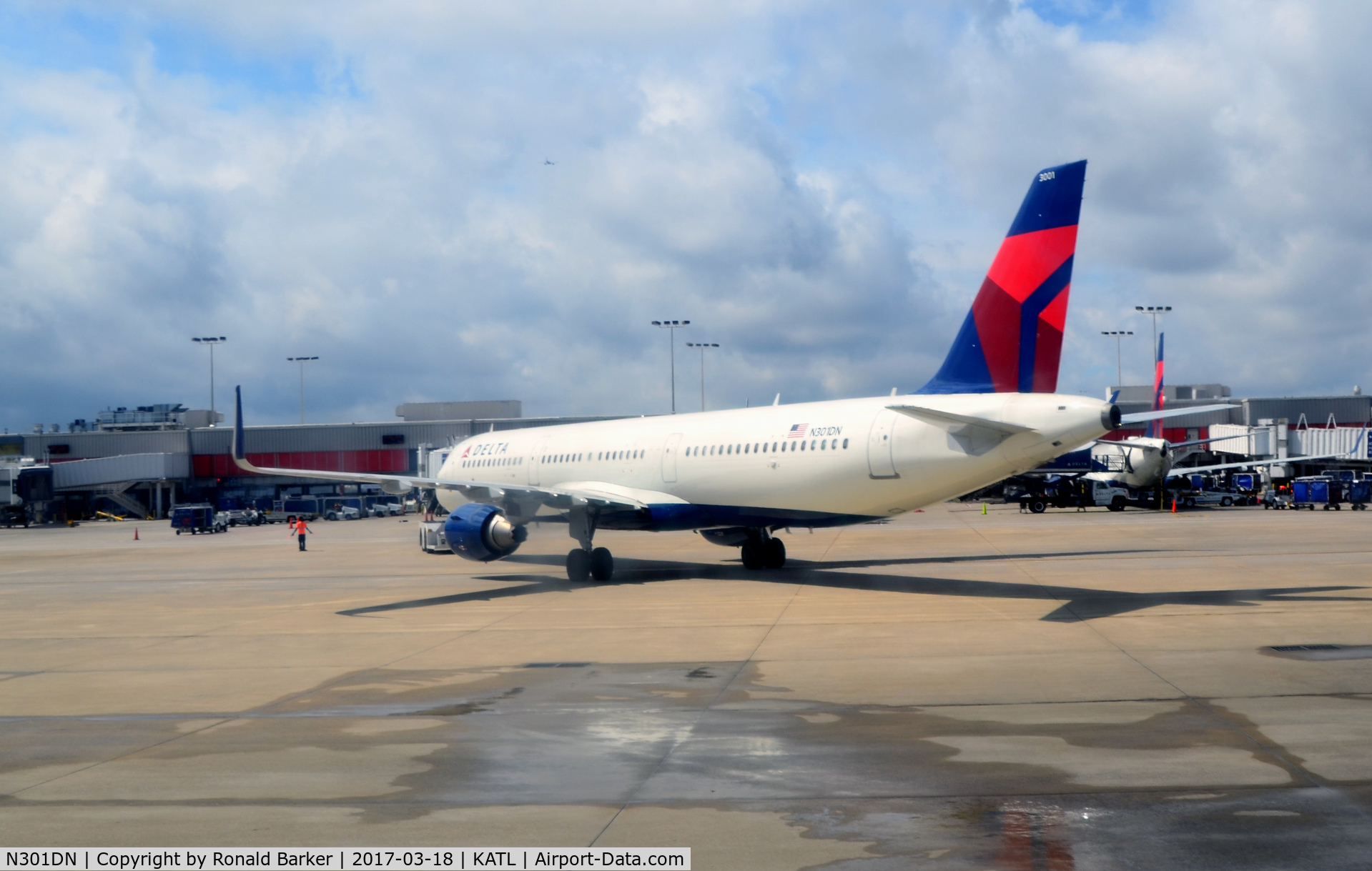 N301DN, 2016 Airbus A321-211 C/N 6923, Pushback Atlanta
