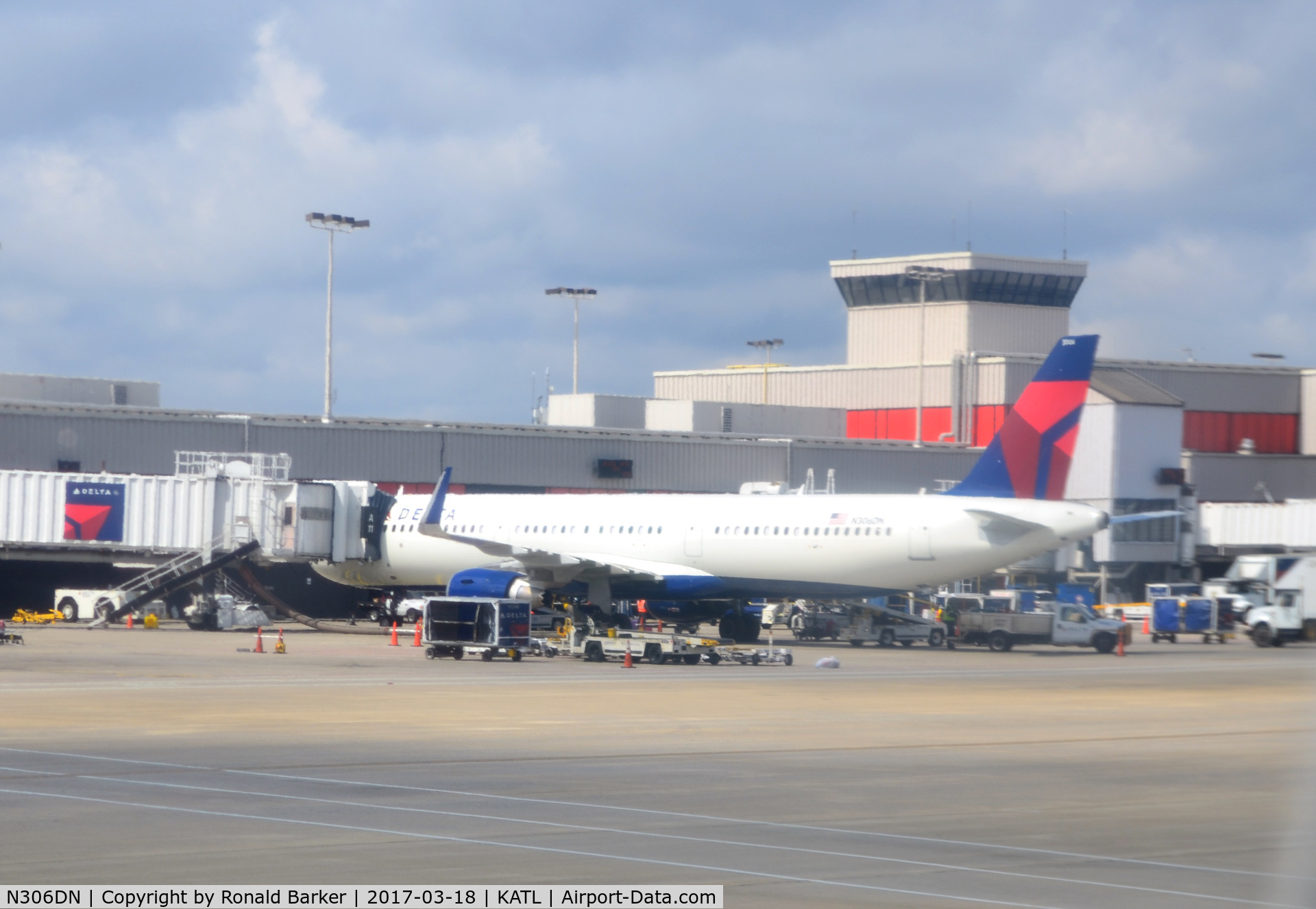 N306DN, 2016 Airbus A321-211 C/N 7165, At the gate Atlanta