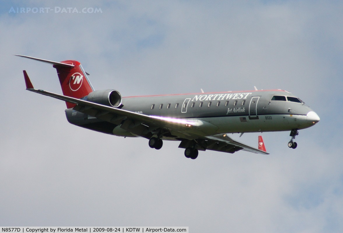 N8577D, 2001 Bombardier CRJ-200LR (CL-600-2B19) C/N 7577, DTW spotting 2009