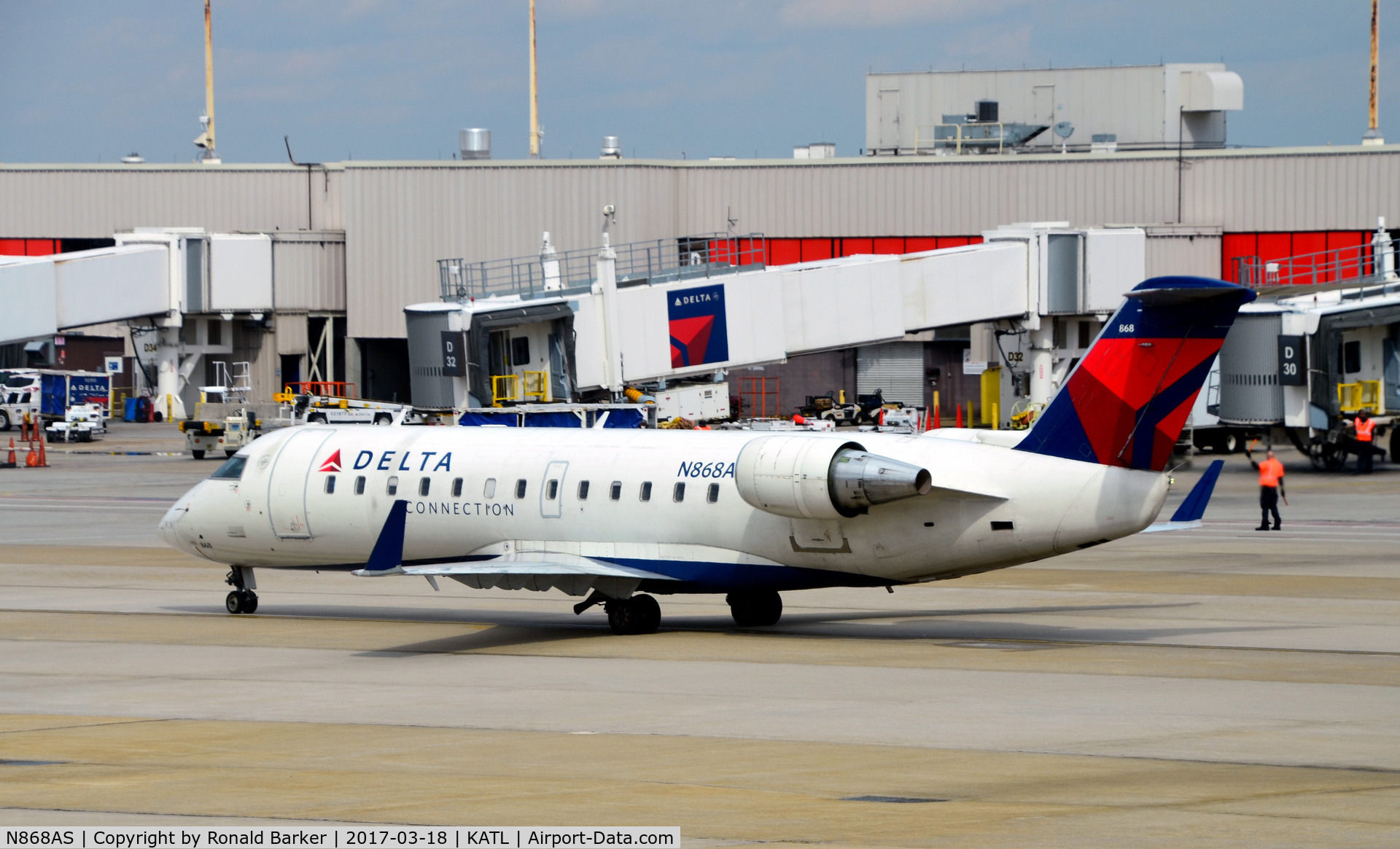 N868AS, 2001 Bombardier CRJ-200ER (CL-600-2B19) C/N 7474, Taxi Atlanta