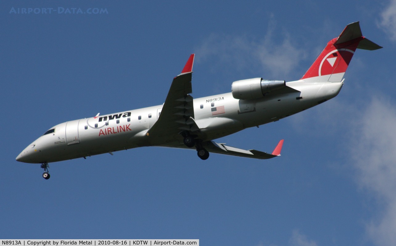 N8913A, 2004 Bombardier CRJ-200 (CL-600-2B19) C/N 7913, DTW spotting 2010
