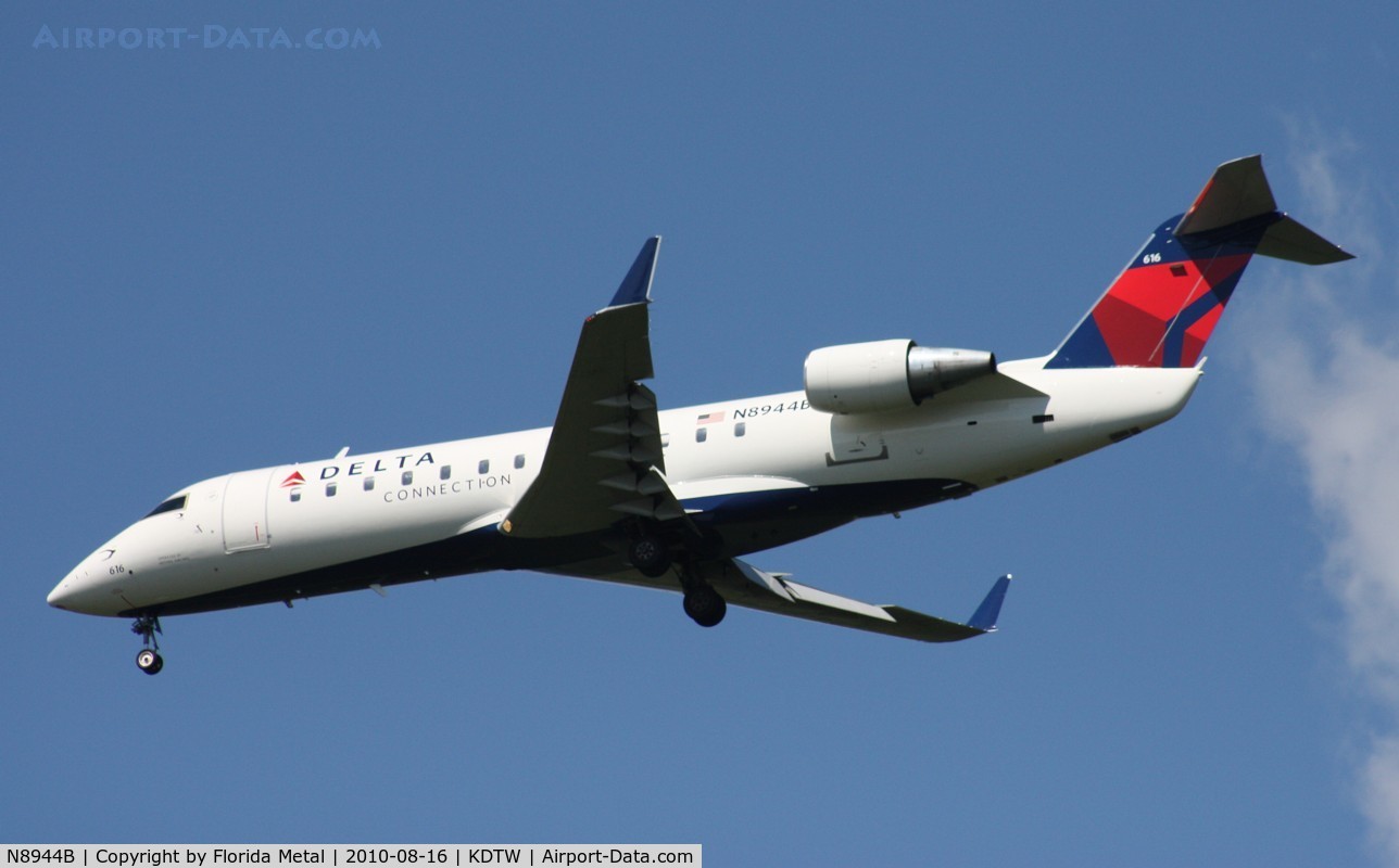 N8944B, 2004 Canadair CRJ-200 (CL-600-2B19) C/N 7944, DTW spotting 2010