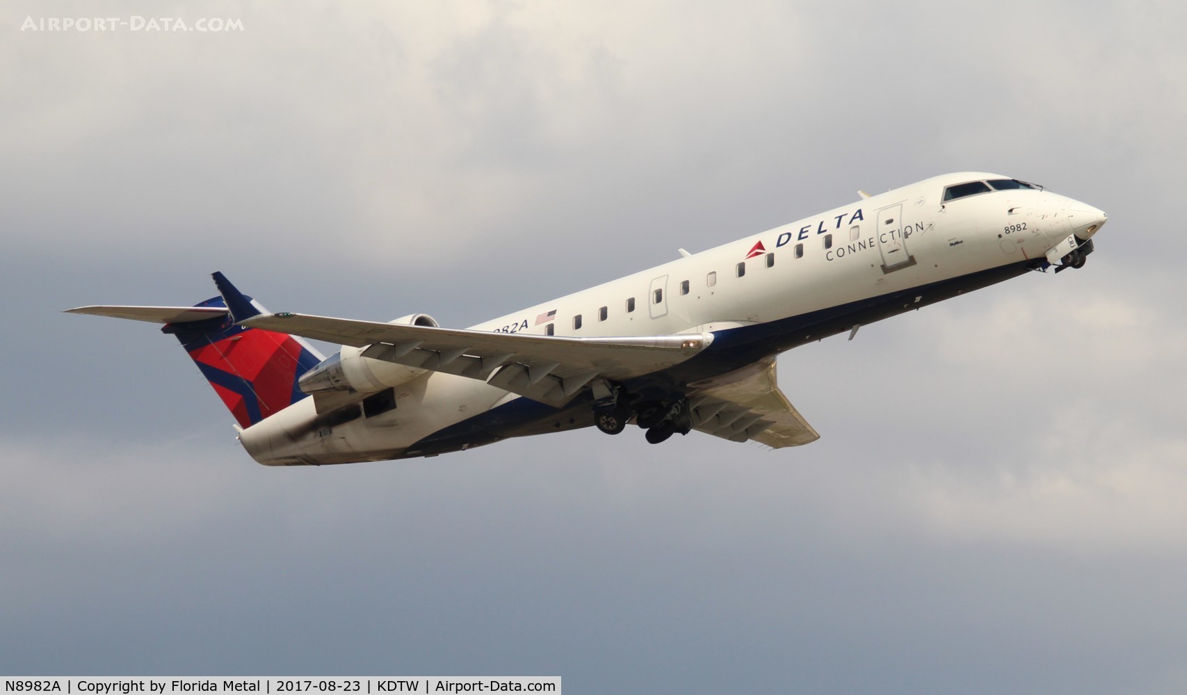 N8982A, 2004 Bombardier CRJ-200 (CL-600-2B19) C/N 7982, DTW spotting 2017