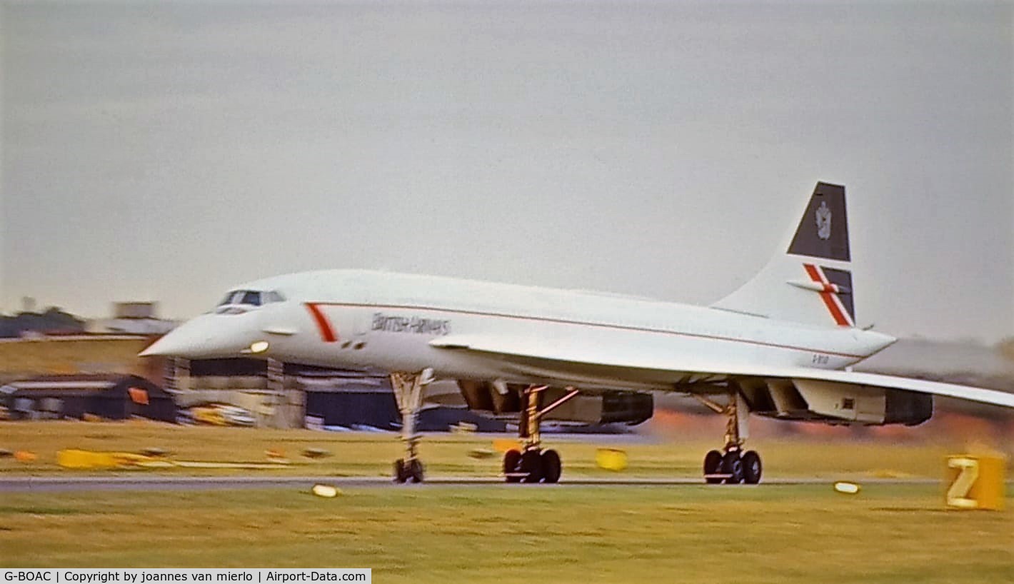 G-BOAC, 1975 Aerospatiale-BAC Concorde 1-102 C/N 100-004, Accelerating at Farnborough