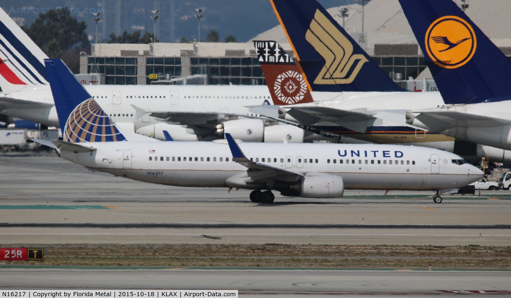 N16217, 1998 Boeing 737-824 C/N 28777, LAX spotting 2015