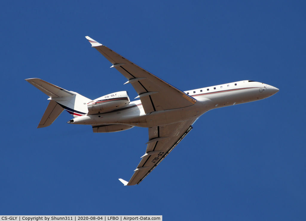 CS-GLY, 2012 Bombardier BD-700-1A11 Global 5000 C/N 9498, Climbing after take off from rwy 32L
