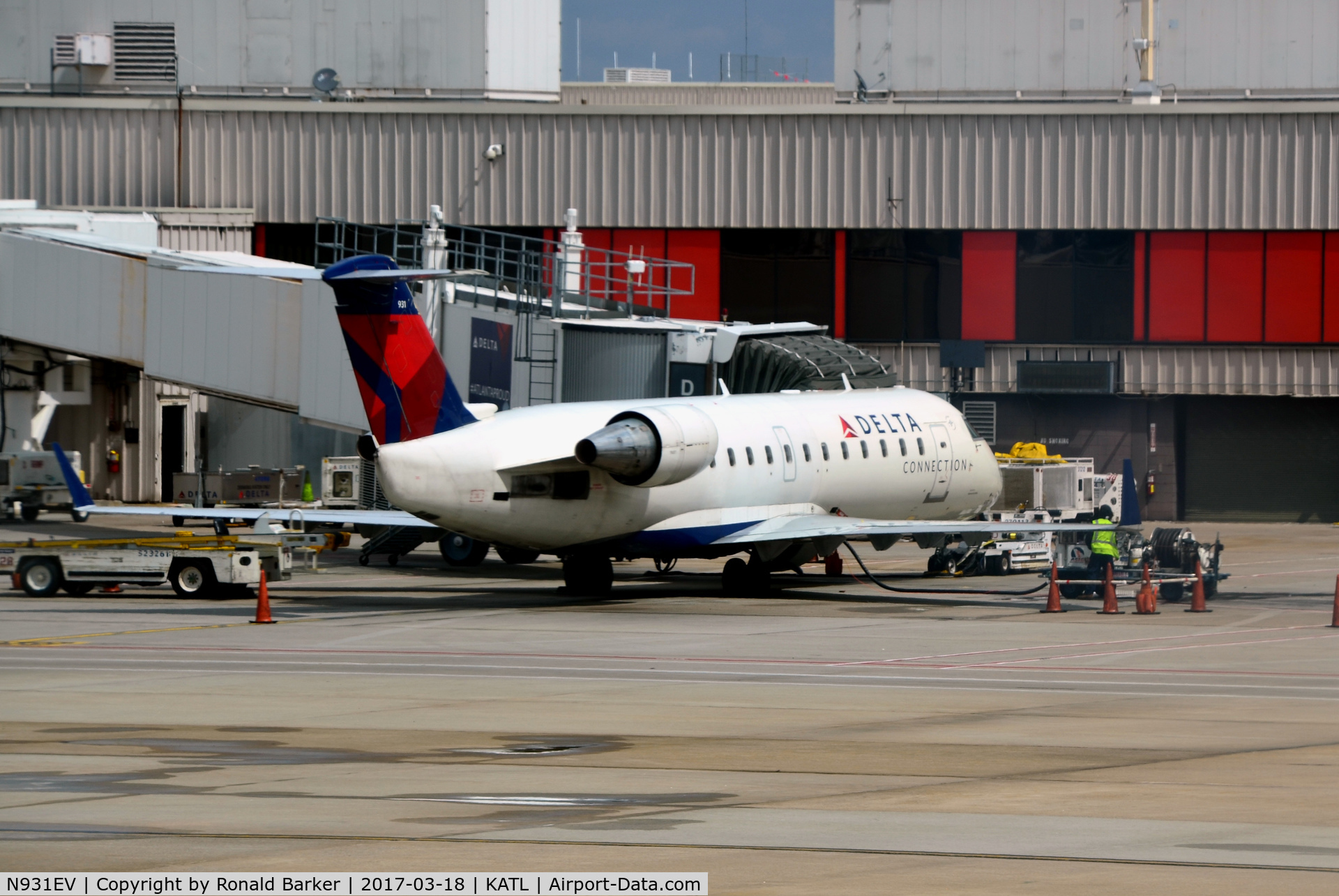 N931EV, 2005 Bombardier CRJ-200ER (CL-600-2B19) C/N 8015, At the gate Atlanta