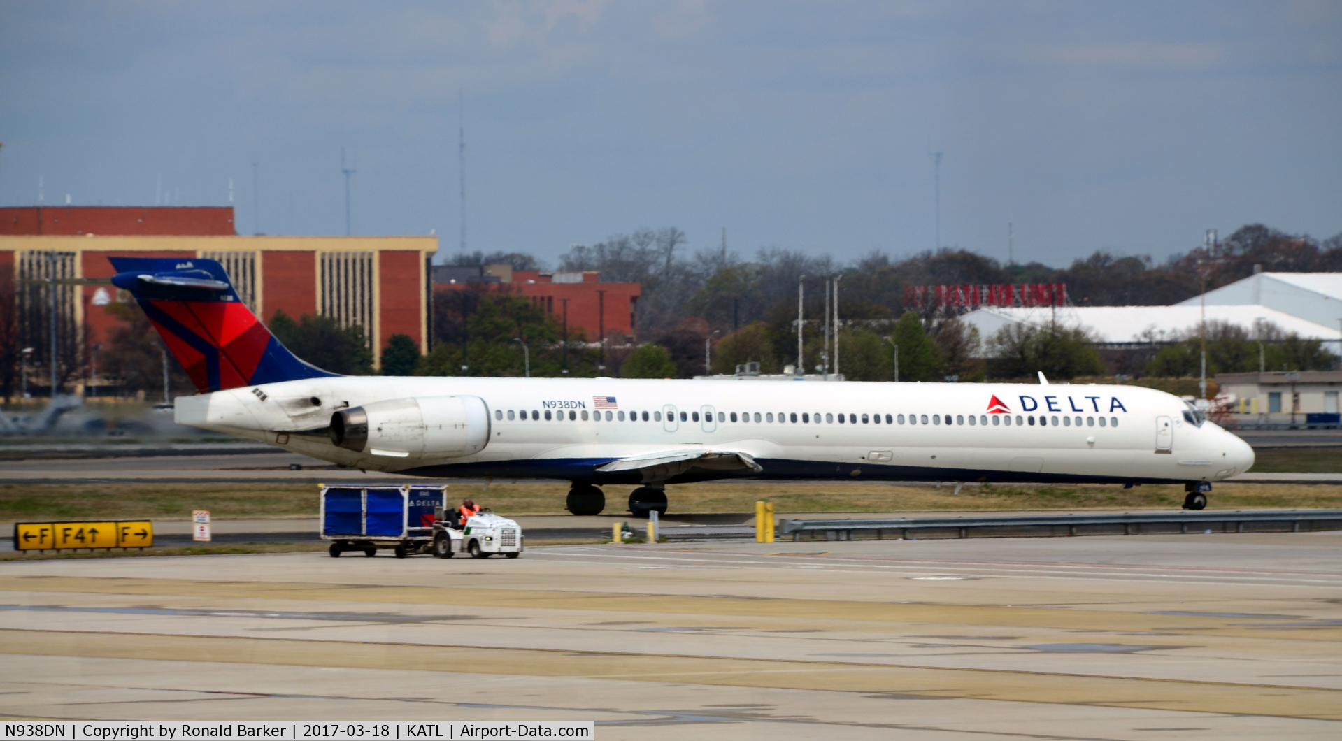 N938DN, 1995 McDonnell Douglas MD-90-30 C/N 53353, Taxi Atlanta