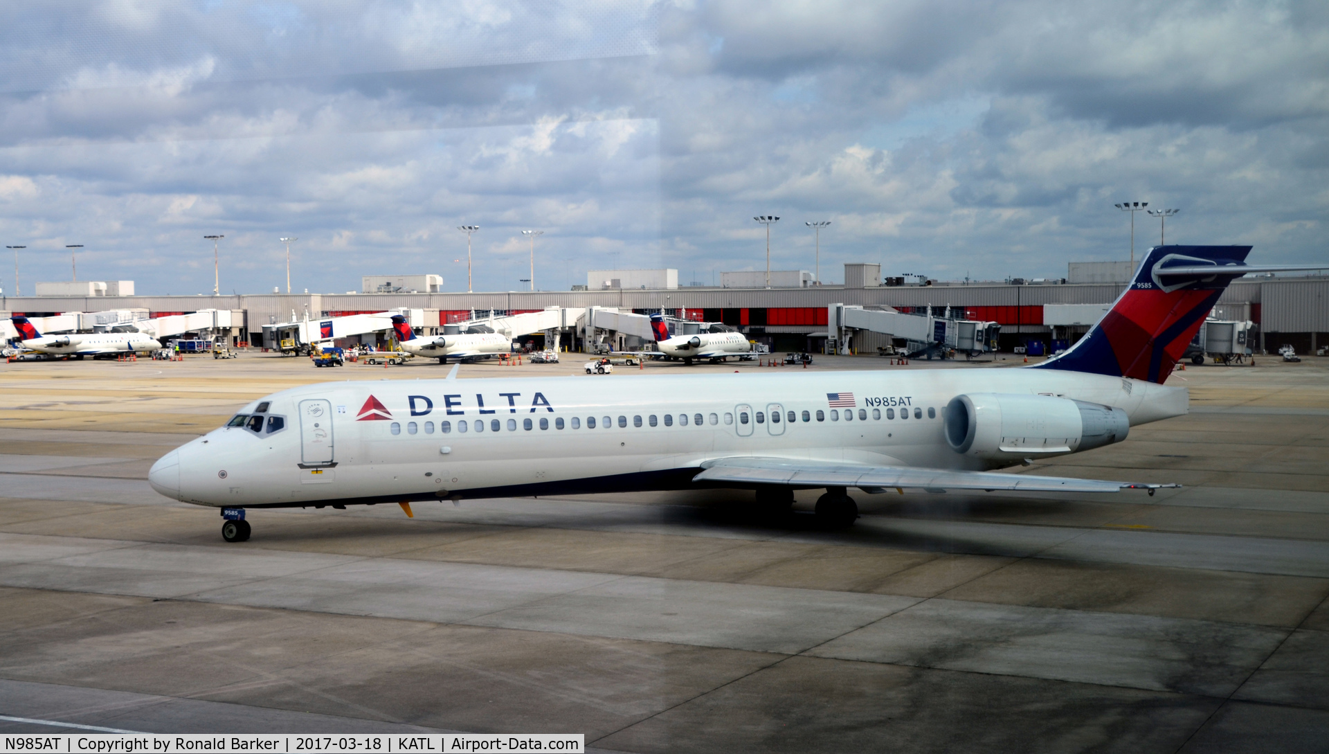 N985AT, 2001 Boeing 717-200 C/N 55090, Taxi for takeoff Atlanta