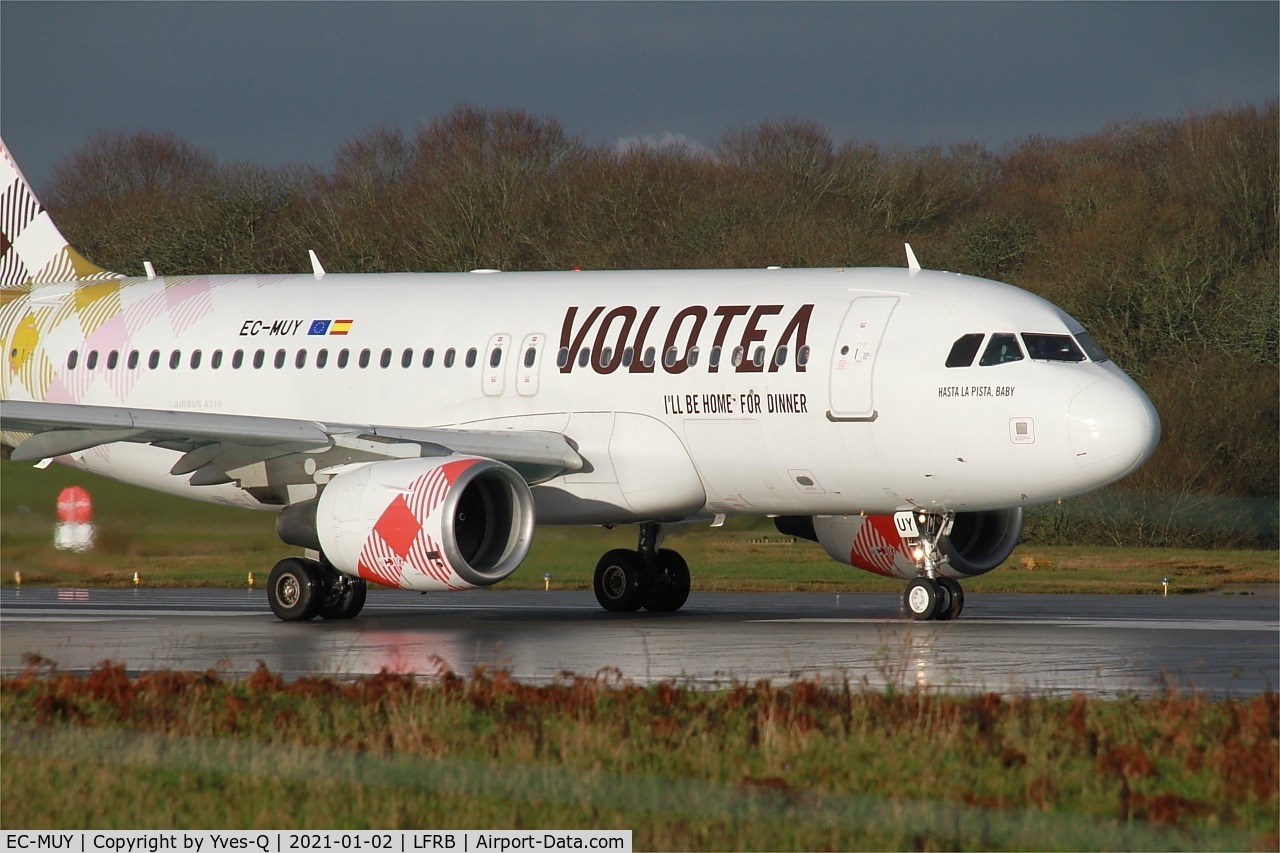 EC-MUY, 2003 Airbus A319-111 C/N 2050, Airbus A319-111, Ready to take off rwy 07R, Brest-Bretagne airport (LFRB-BES)