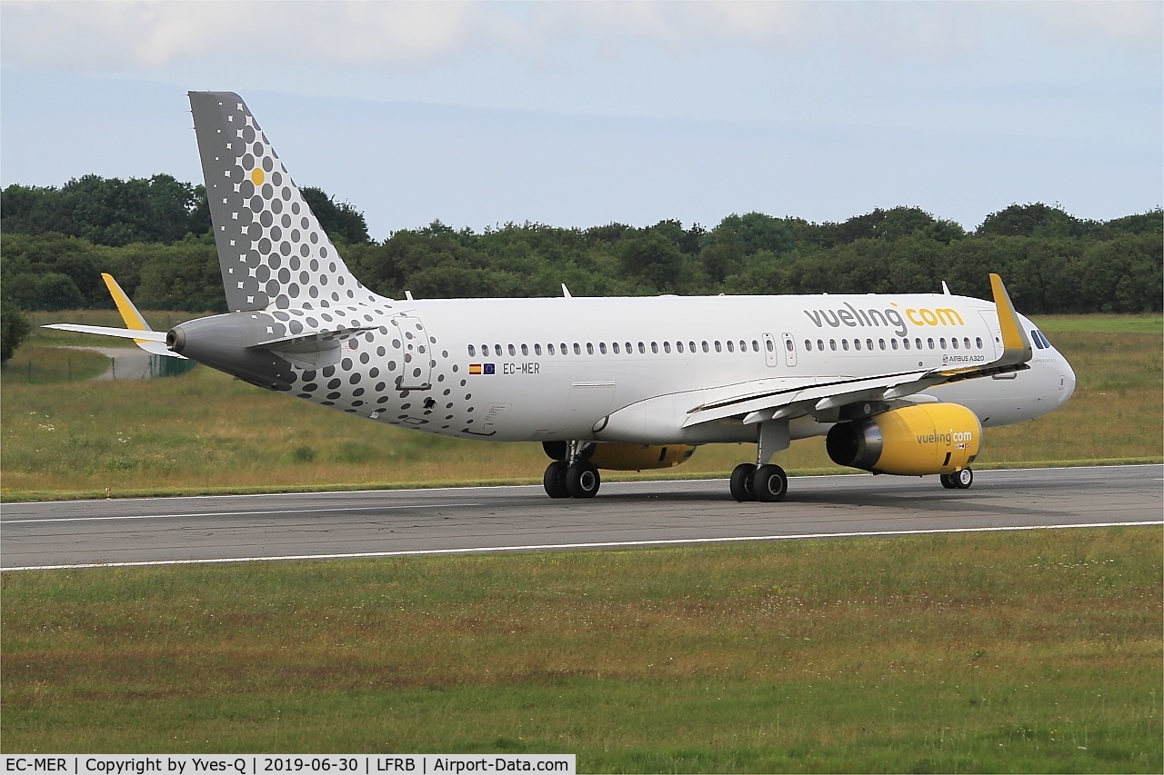 EC-MER, 2015 Airbus A320-232 C/N 6510, Airbus A320-232, Take off run rwy 07R, Brest-Bretagne airport (LFRB-BES)