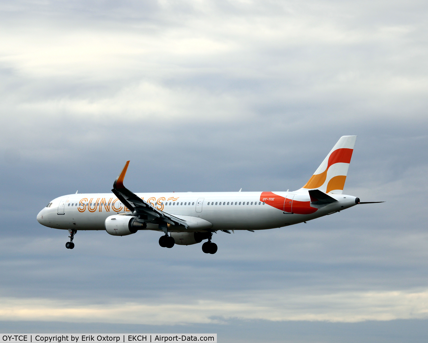 OY-TCE, 2014 Airbus A321-211 C/N 6342, OY-TCE landing rw 22L