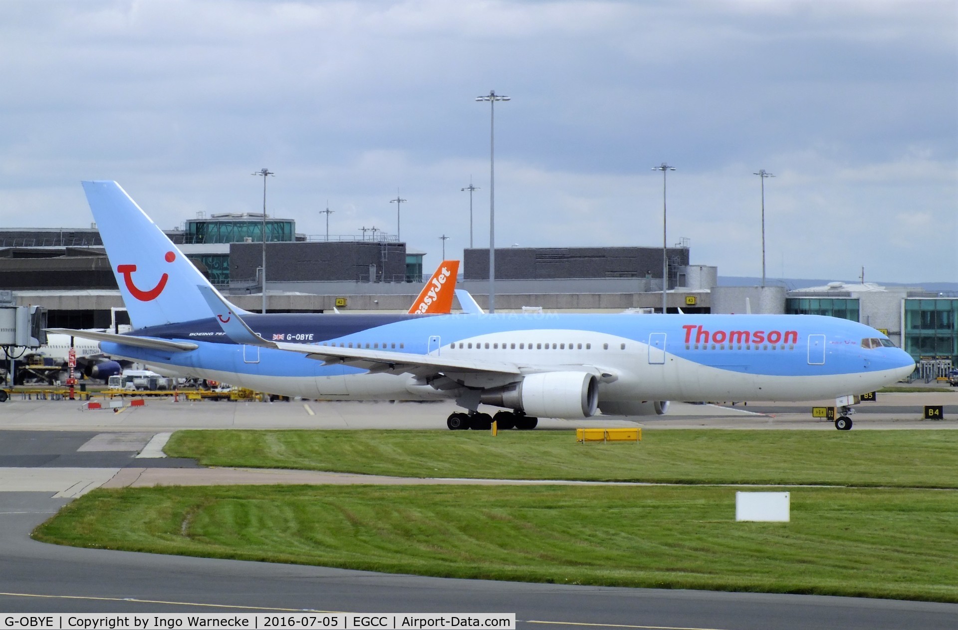 G-OBYE, 1998 Boeing 767-304/ER C/N 28979, Boeing 767-304/ER of TUI Airways (Thomson) at Manchester airport