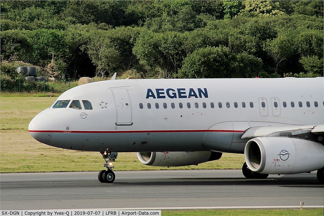 SX-DGN, 2006 Airbus A320-232 C/N 2828, Airbus A320-232, Taxiing rwy 07R, Brest-Bretagne airport (LFRB-BES)