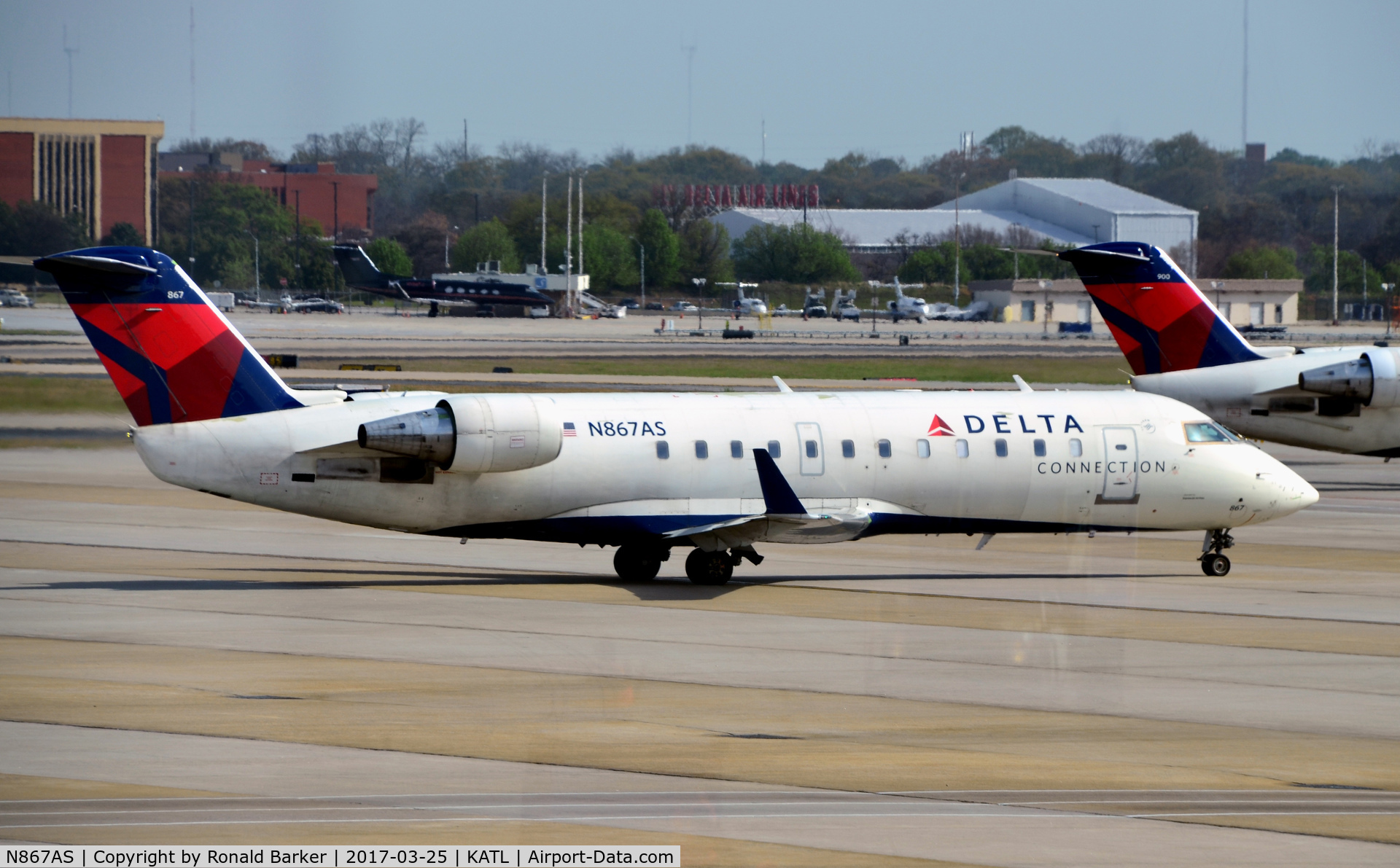 N867AS, 2000 Bombardier CRJ-200ER (CL-600-2B19) C/N 7463, Taxi for takeoff Atlanta