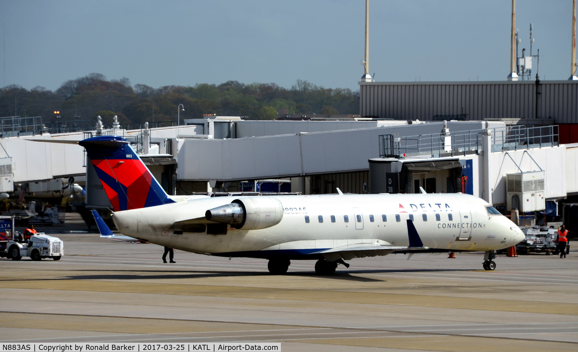 N883AS, 2001 Bombardier CRJ-200ER (CL-600-2B19) C/N 7504, Taxi Atlanta