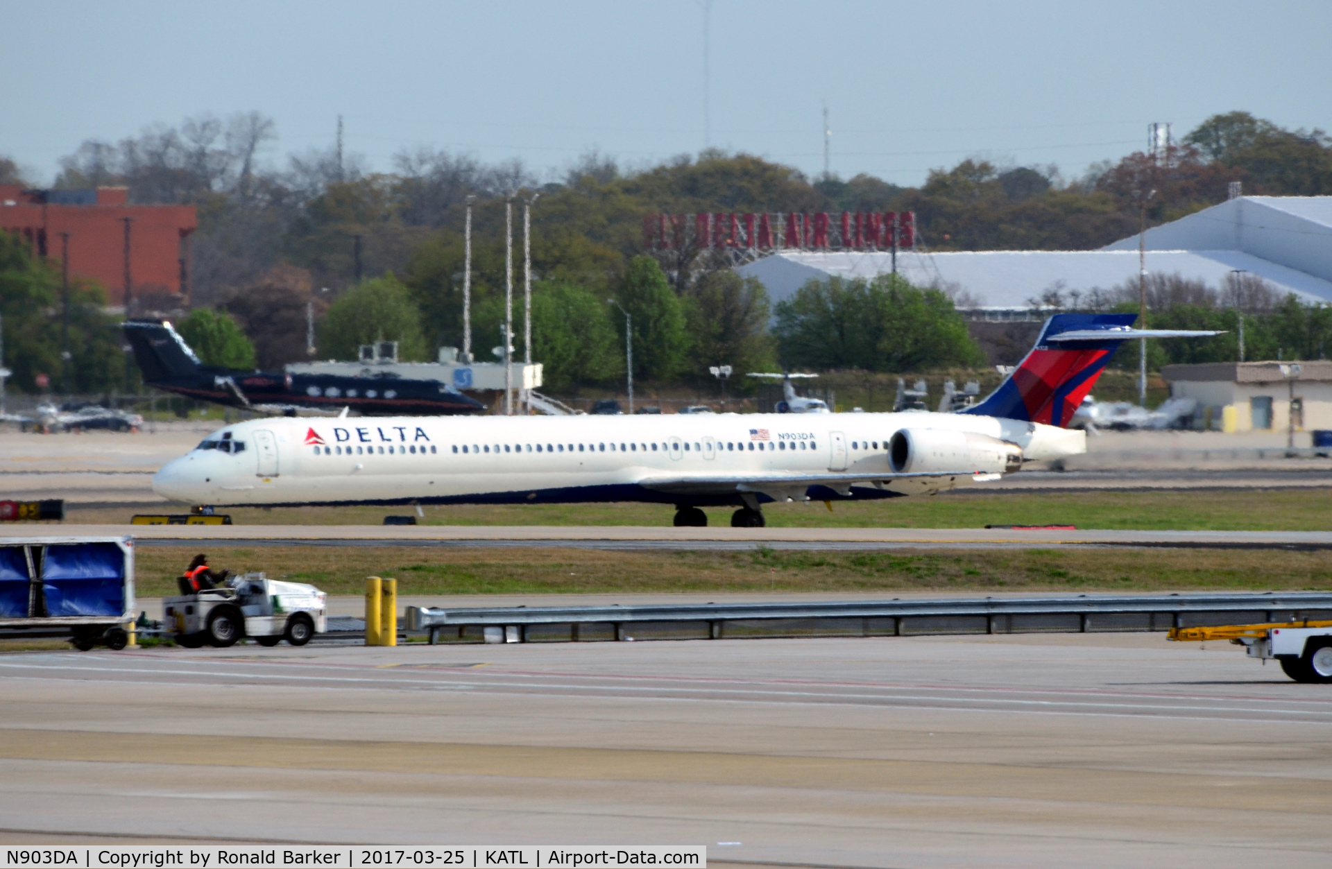 N903DA, 1995 McDonnell Douglas MD-90-30 C/N 53383, Taxi to park Atlanta