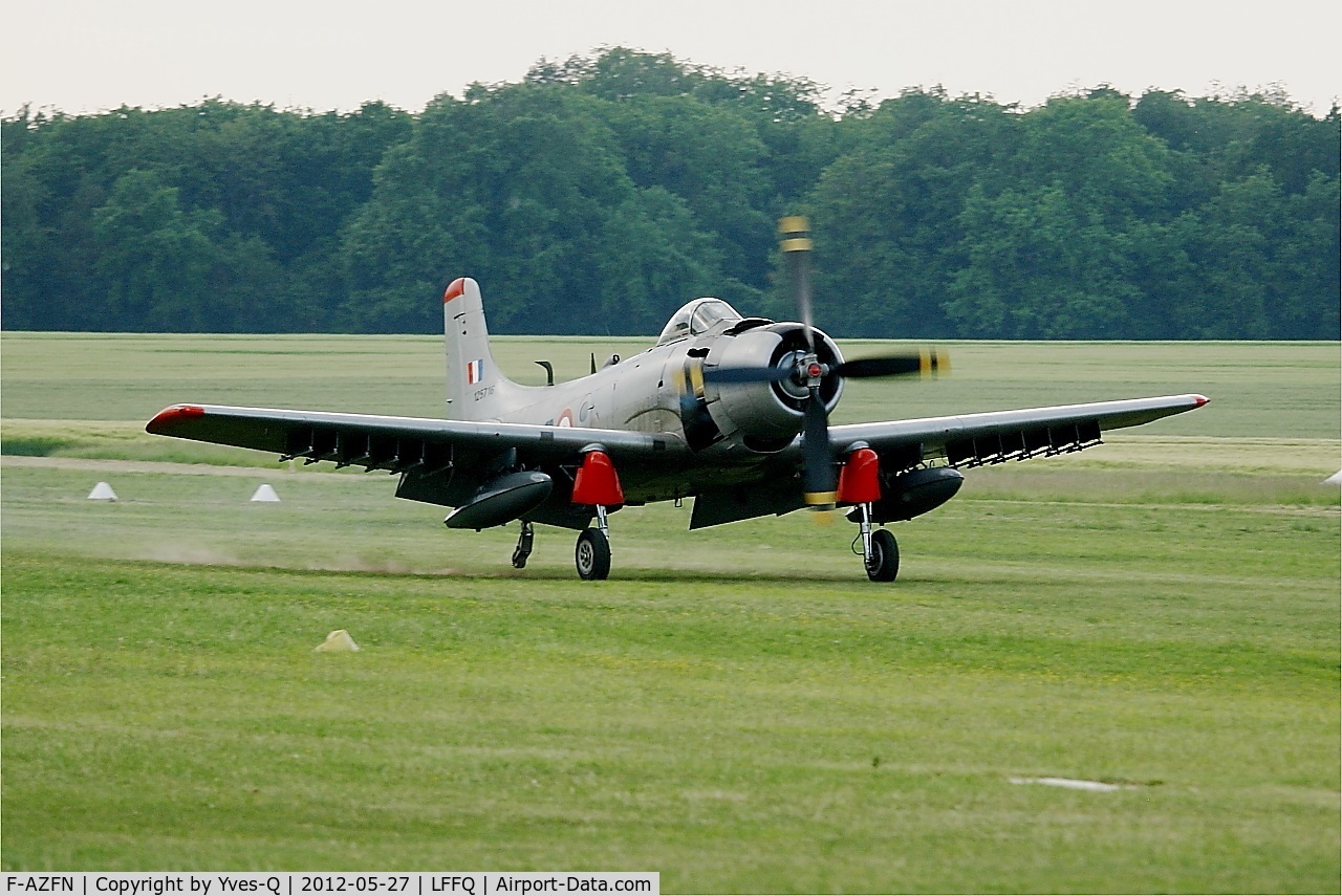 F-AZFN, Douglas AD-4N Skyraider C/N 7609, Douglas AD-4N Skyraider, Landing , La Ferté-Alais airfield (LFFQ) Airshow 2012