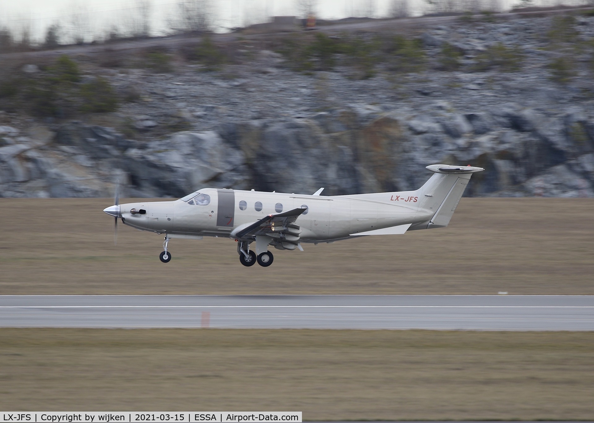 LX-JFS, 2011 Pilatus PC-12/47E C/N 1314, RWY 01R