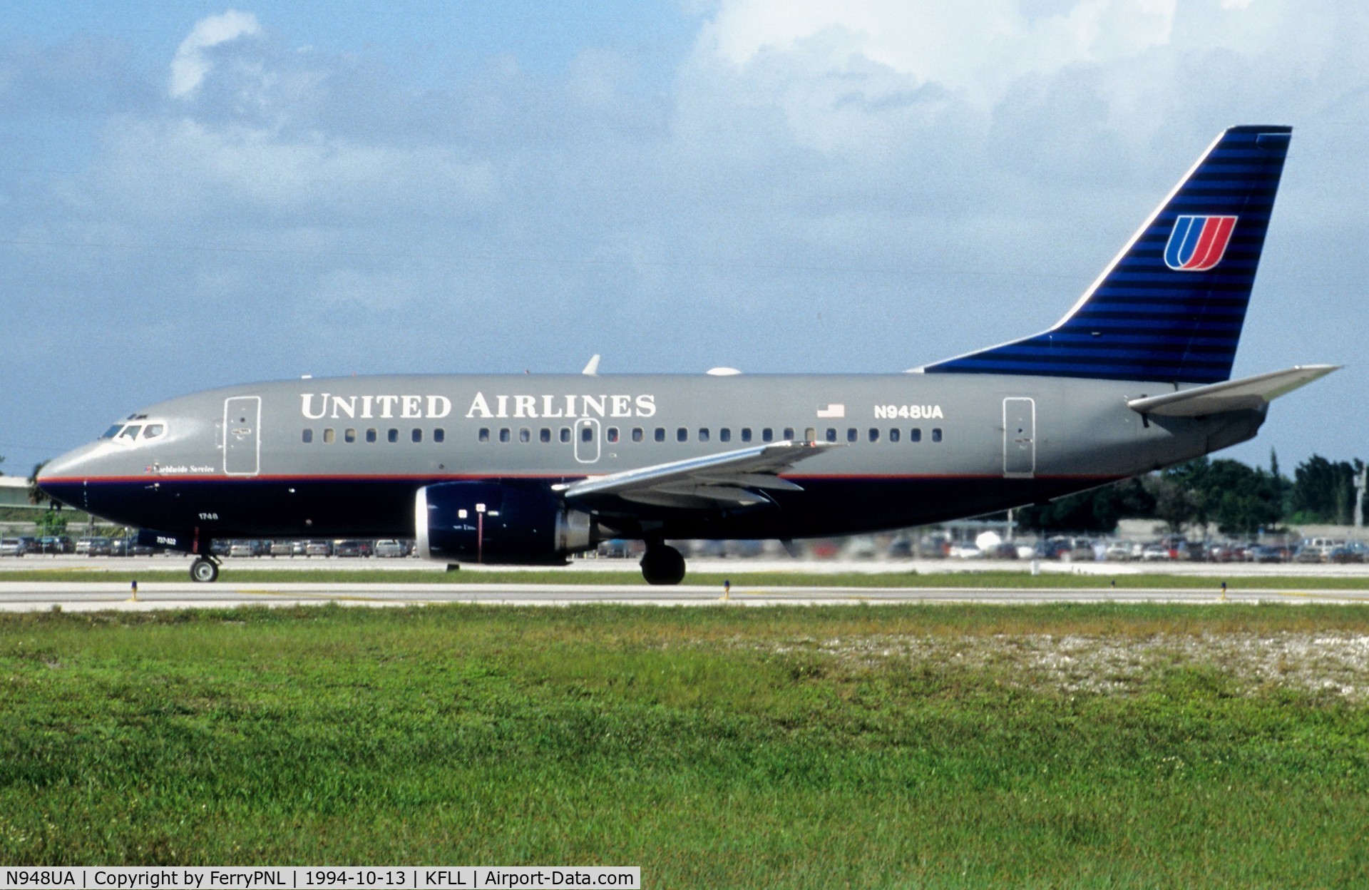 N948UA, 1992 Boeing 737-522 C/N 26691, United B735 taxying for departure