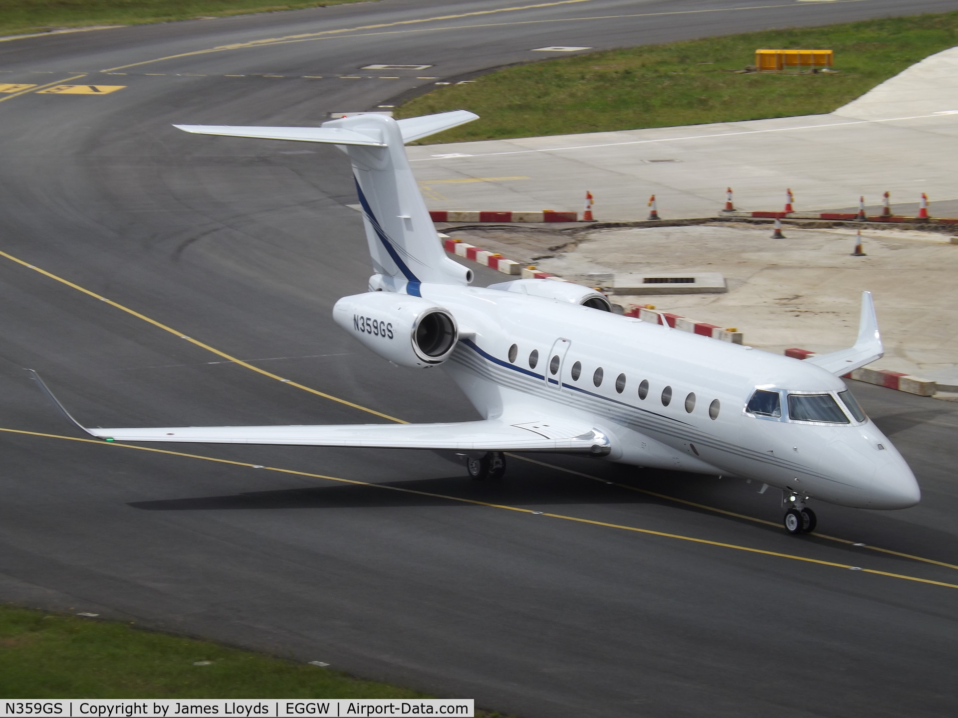 N359GS, 2017 Israel Aircraft Industries Gulfstream 280 C/N 2135, Taxing to Luton Airport.