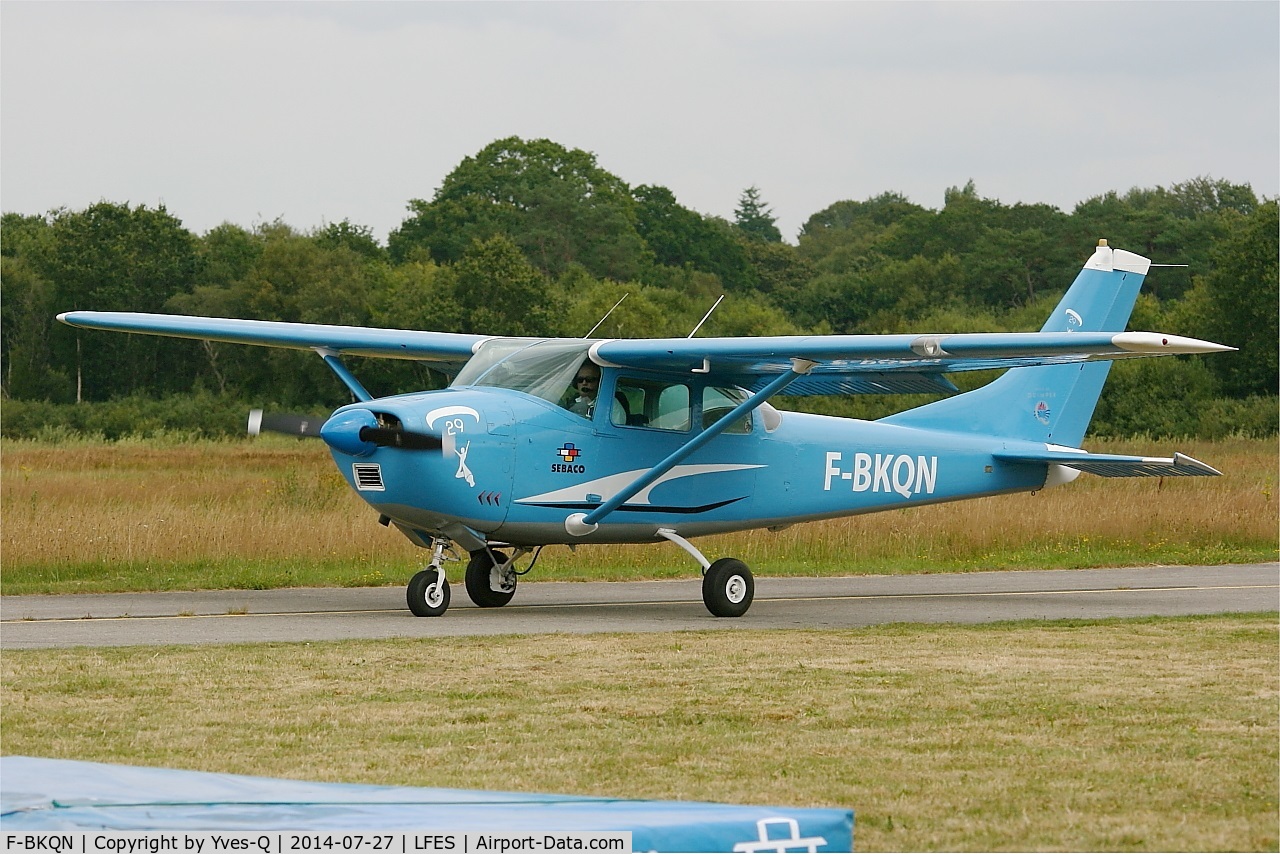 F-BKQN, Cessna 182F Skylane C/N 18254493, Cessna 182F Skylane, Taxiing, Guiscriff airfield (LFES) open day 2014