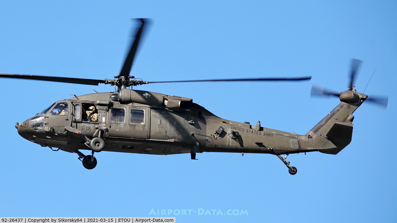 92-26437, Sikorsky UH-60L Black Hawk C/N 701905, On Finals to Wiesbaden Army Airfield, Germany for Tankstop