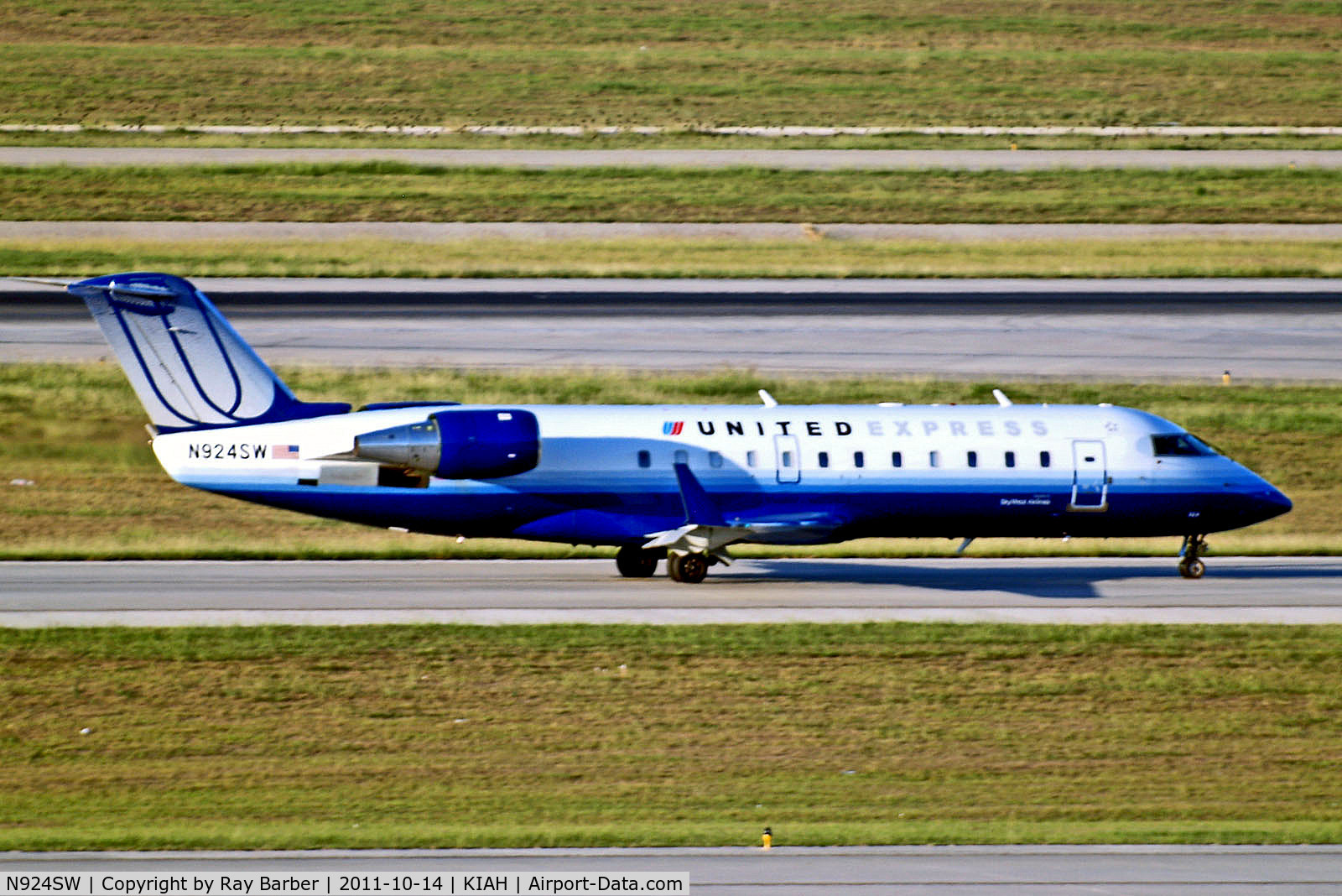 N924SW, 2002 Bombardier CRJ-200LR (CL-600-2B19) C/N 7681, N924SW   Canadair CRJ-200ER [7681] (United Express / SkyWest Airlines) Houston-George Bush Intercontinental~N 14/10/2011