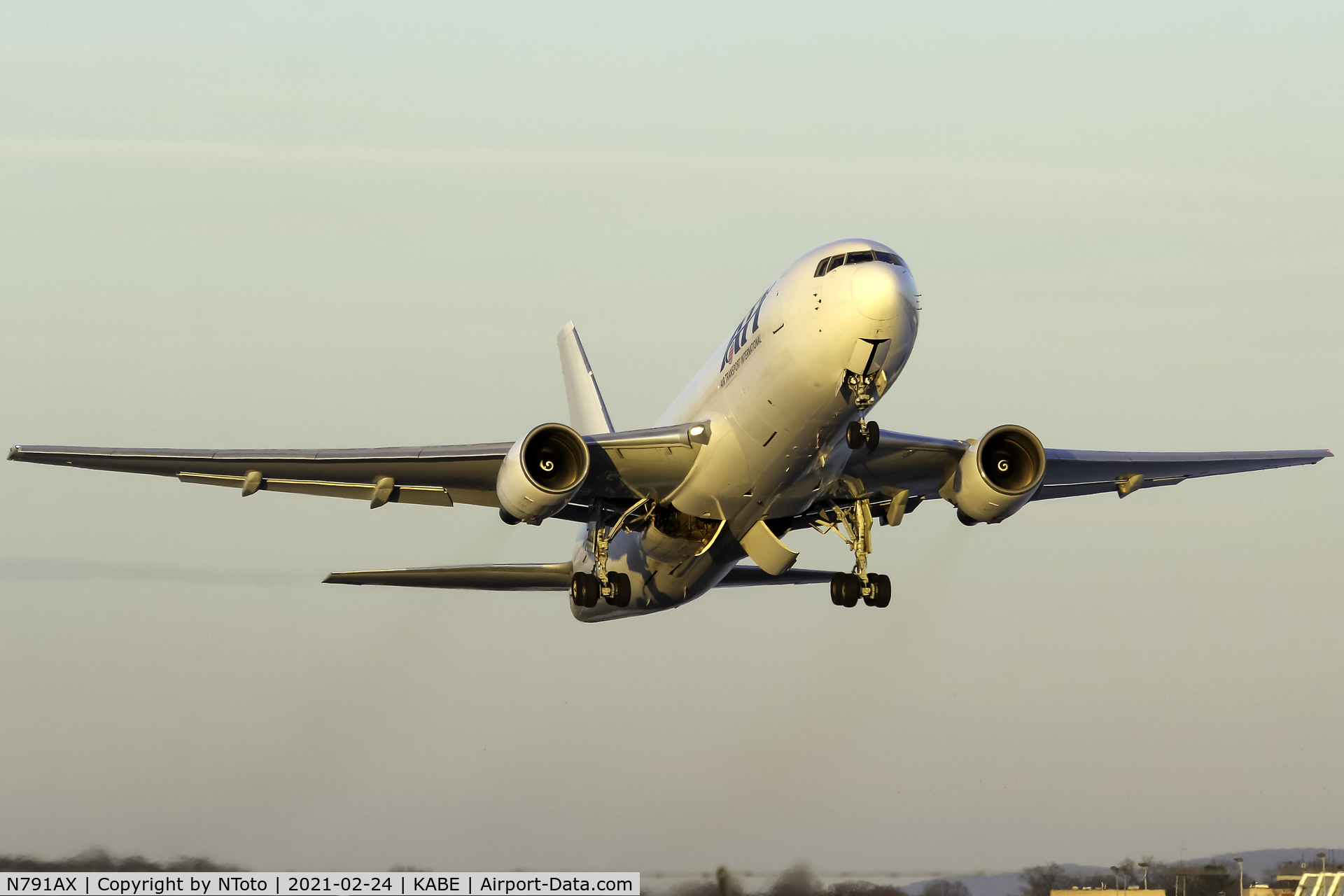 N791AX, 1984 Boeing 767-281 C/N 23141, Departing during golden hour at ABE.