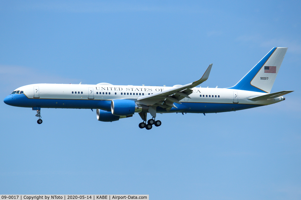 09-0017, 1994 Boeing C-32A (757-200) C/N 26272, Arriving into ABE on a sunny day.