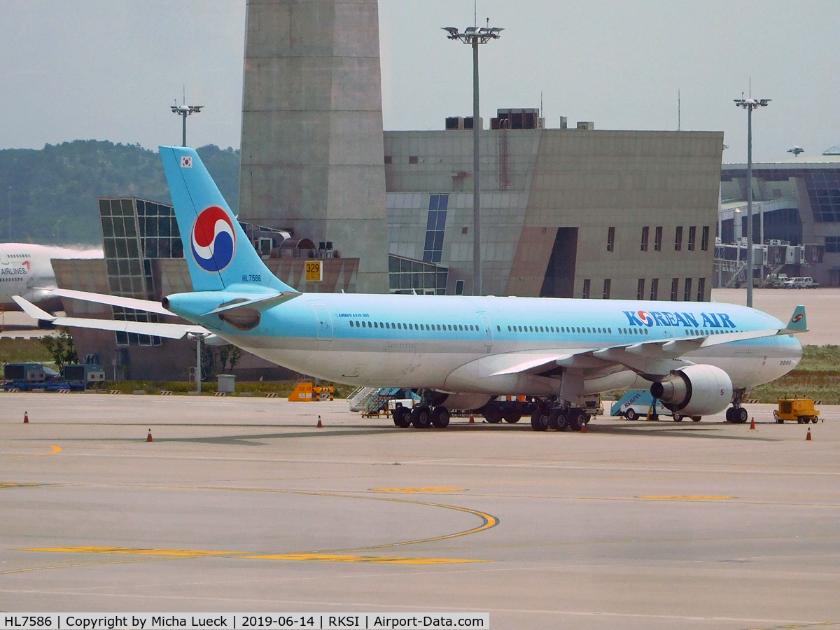 HL7586, 2000 Airbus A330-323 C/N 351, At Incheon