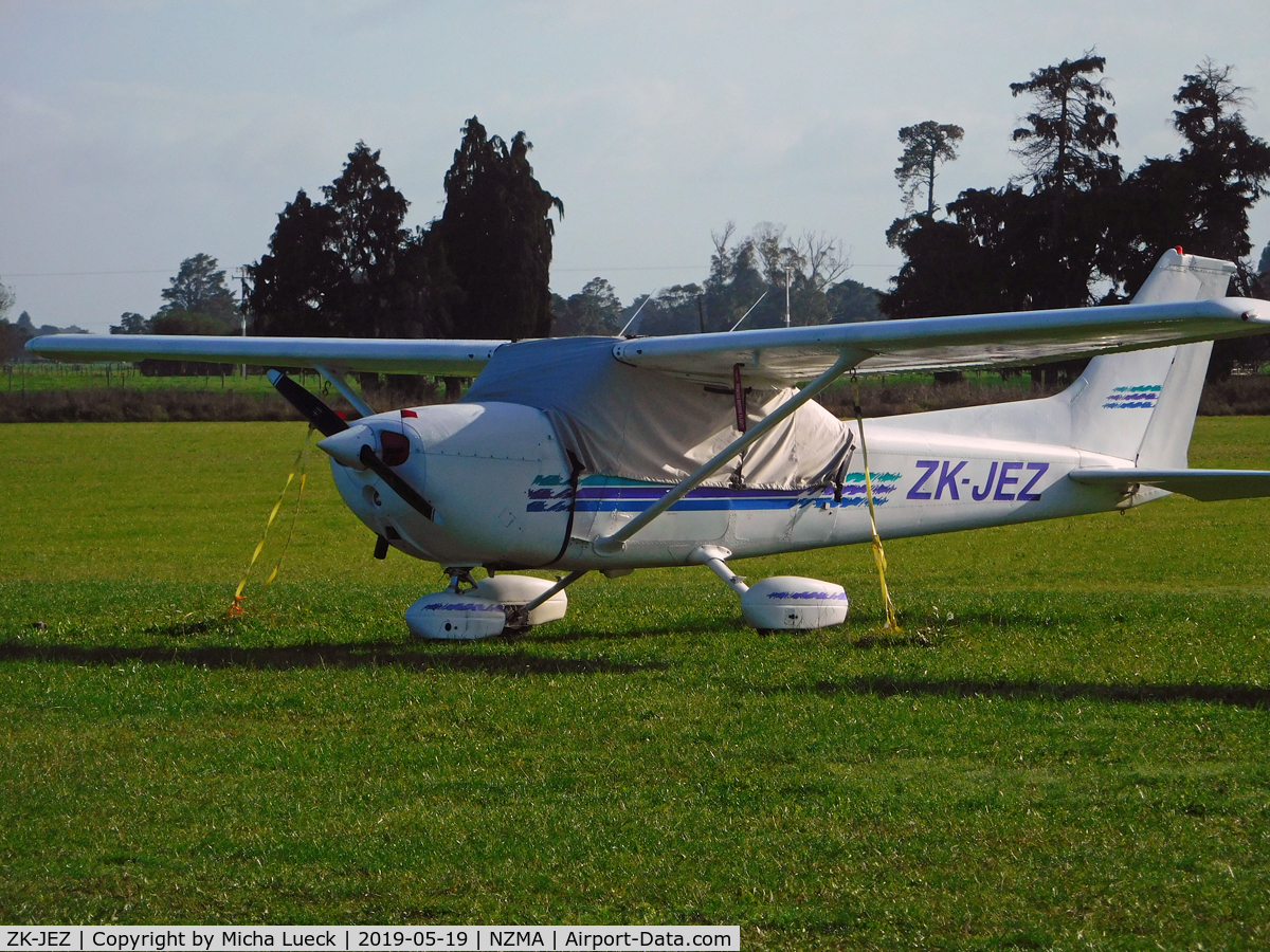 ZK-JEZ, Cessna 172N C/N 17270825, At Matamata