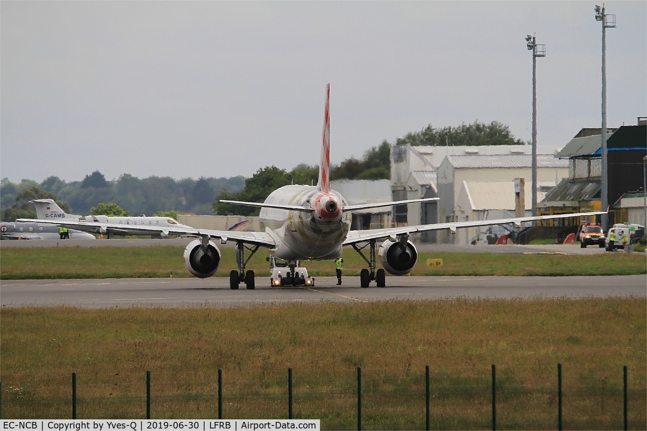 EC-NCB, 2003 Airbus A319-111 C/N 2043, Pusk back, Brest-Bretagne airport (LFRB-BES)