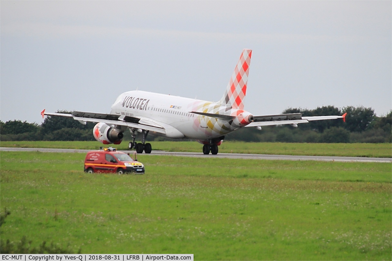 EC-MUT, 2004 Airbus A319-111 C/N 2240, Landing rwy 25L, Brest-Bretagne airport (LFRB-BES)
