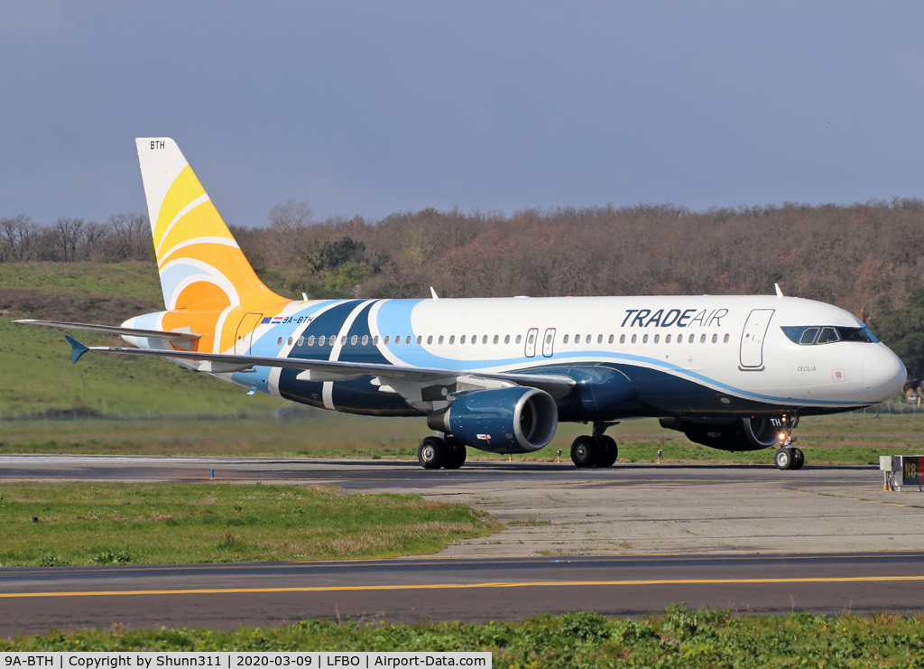 9A-BTH, 2001 Airbus A320-214 C/N 1454, Taxxing to the Terminal...