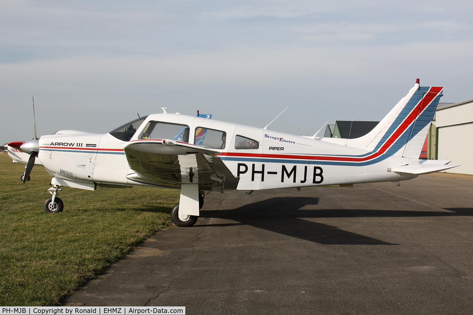 PH-MJB, Piper PA-28R-201 Cherokee Arrow III C/N 28R-7837227, at ehmz