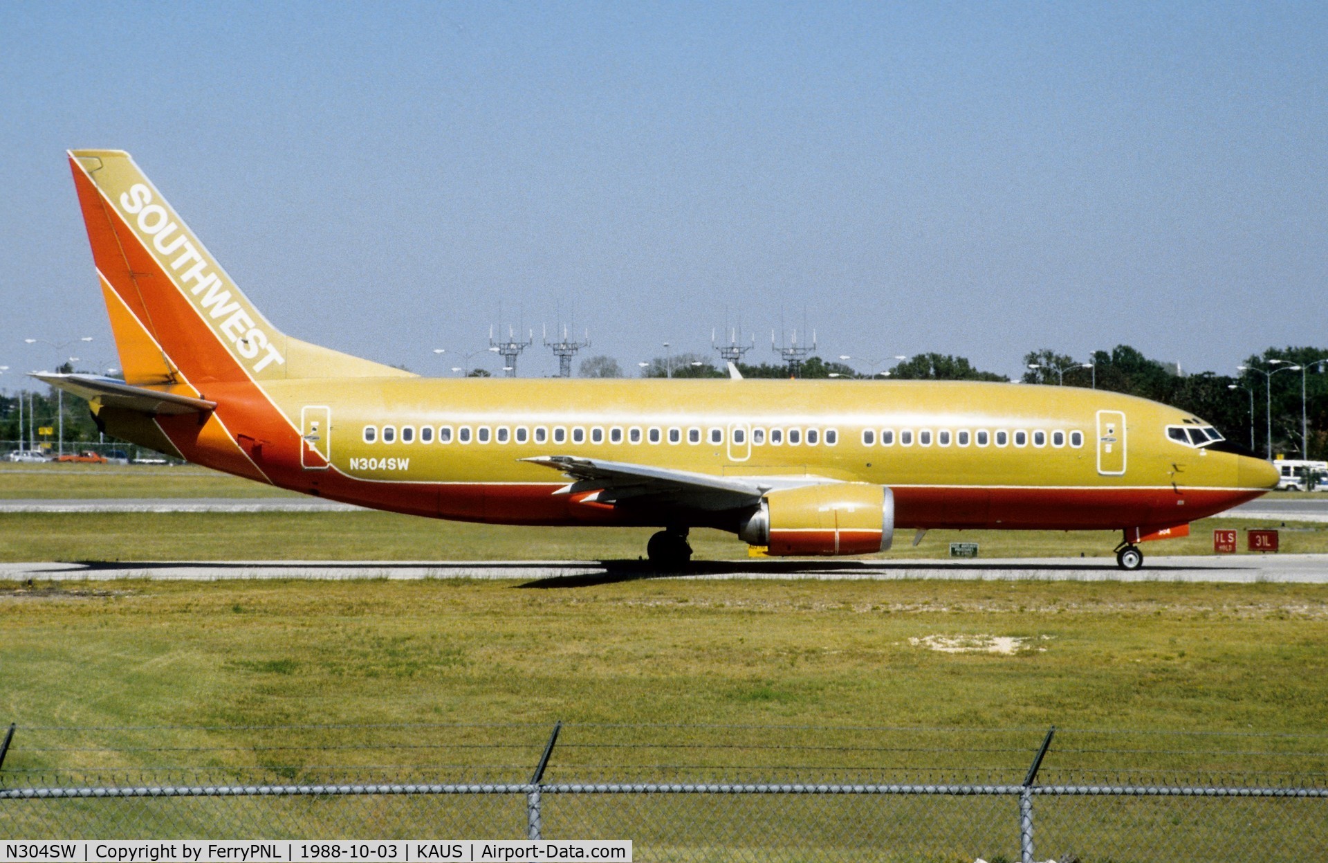 N304SW, 1985 Boeing 737-3H4 C/N 22944, Southwest B733 for departure. Frame scrapped in 2010.