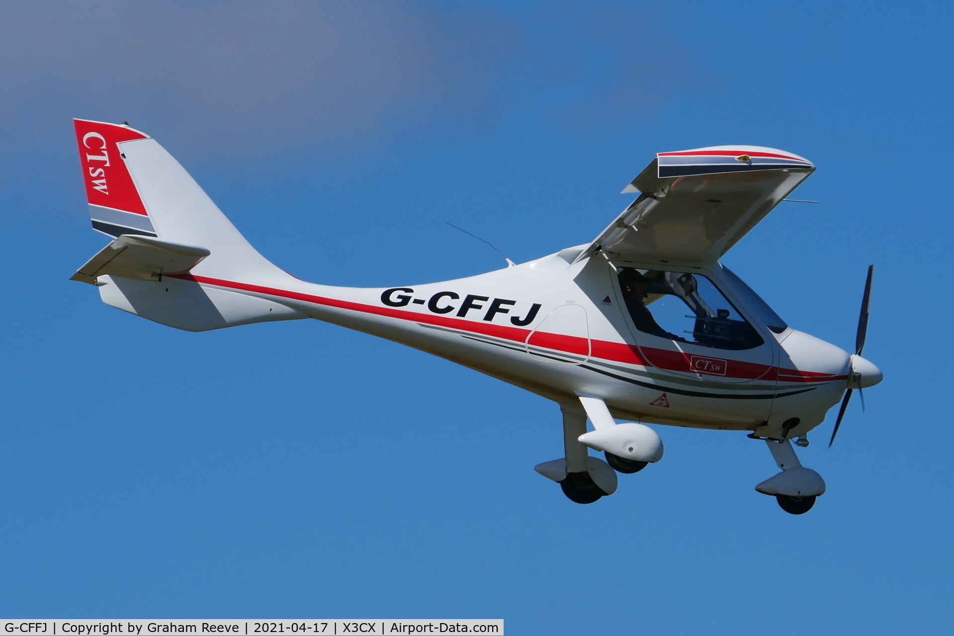 G-CFFJ, 2008 Flight Design CTSW C/N 8391, Landing at Northrepps.
