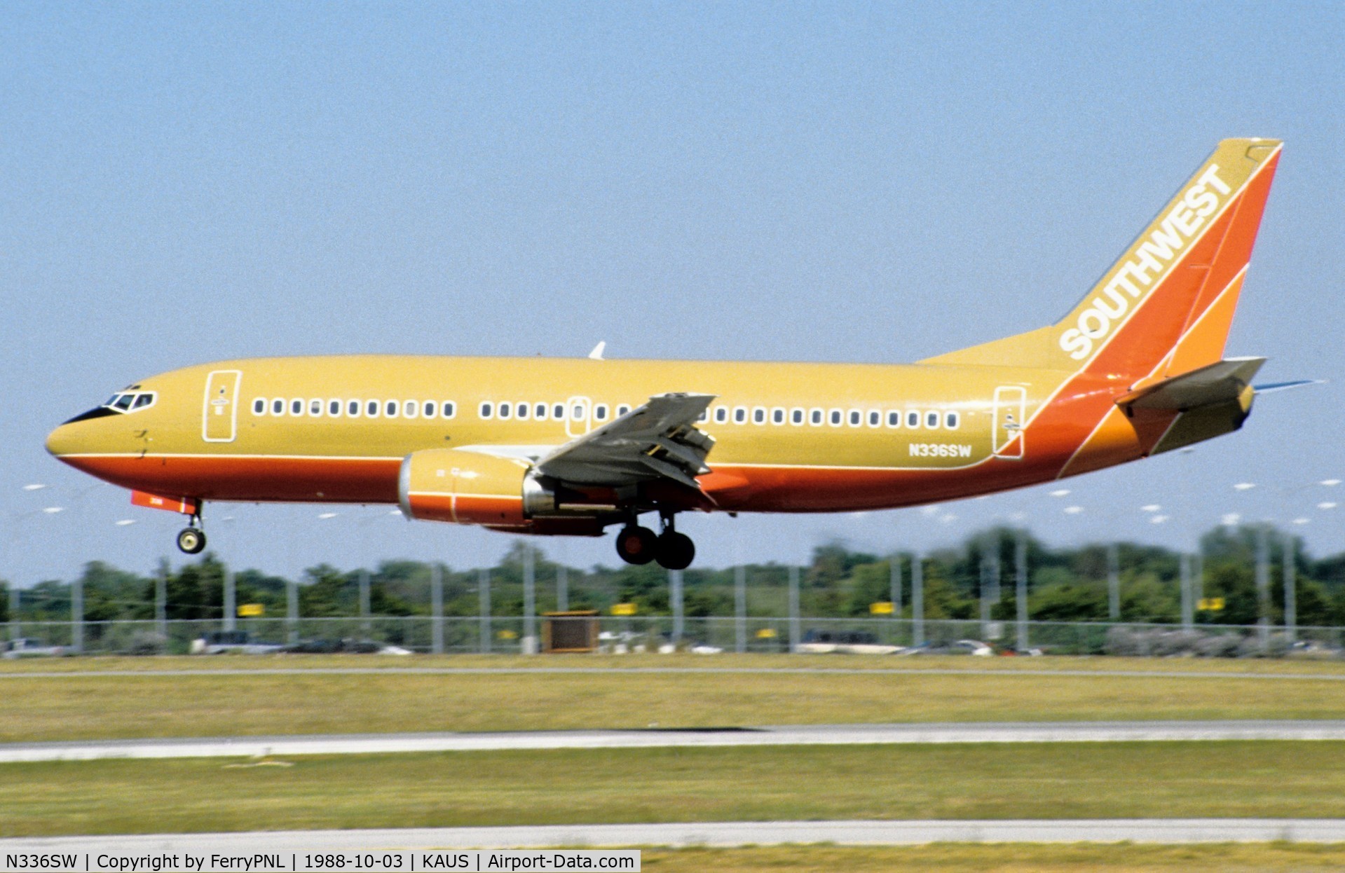 N336SW, 1988 Boeing 737-3H4 C/N 23940, Southwest B733 landing