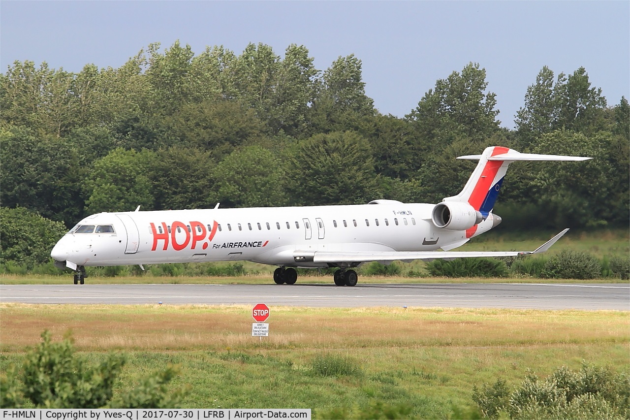F-HMLN, 2012 Bombardier CRJ-1000EL NG (CL-600-2E25) C/N 19024, Bombardier CRJ-1000EL NG, Lining up rwy 25L, Brest-Bretagne Airport (LFRB-BES)