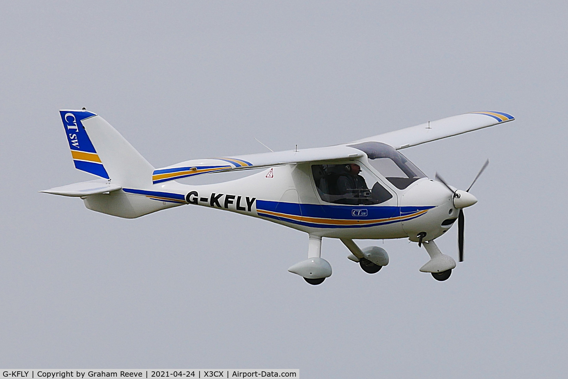 G-KFLY, 2007 Flight Design CTSW C/N 8244, Landing at Northrepps.