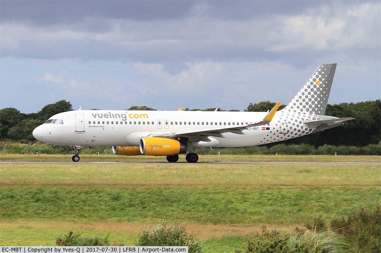 EC-MBT, 2014 Airbus A320-232 C/N 6128, Airbus A320-232, Take off run rwy 25L, Brest-Bretagne airport (LFRB-BES)
