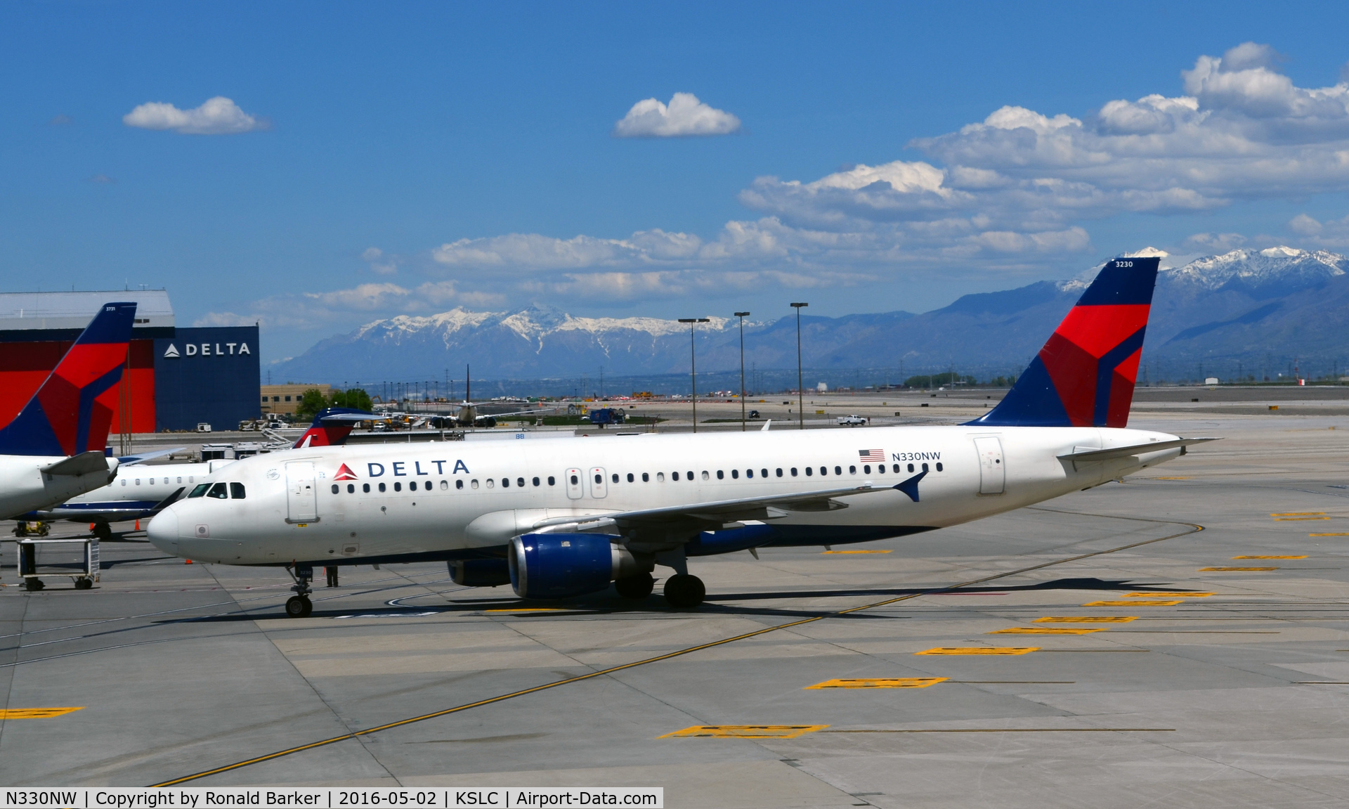 N330NW, 1992 Airbus A320-211 C/N 307, Taxi to gate SLC