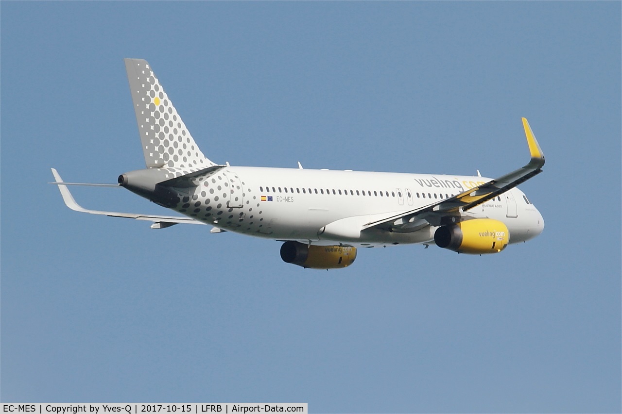 EC-MES, 2015 Airbus A320-232 C/N 6518, Airbus A320-232, Take off rwy 07R, Brest-Bretagne airport (LFRB-BES)